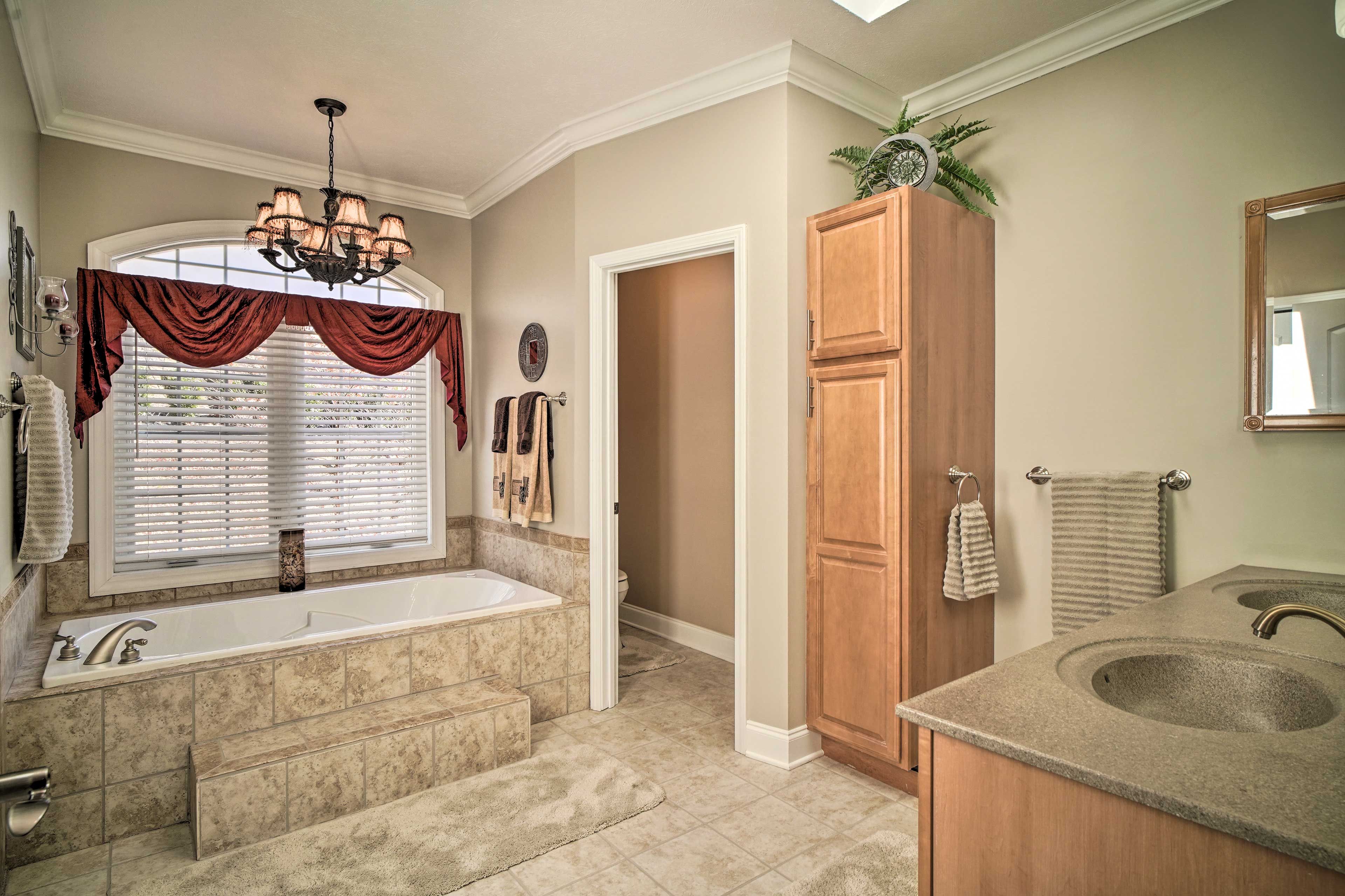 En-Suite Bathroom | Complimentary Toiletries