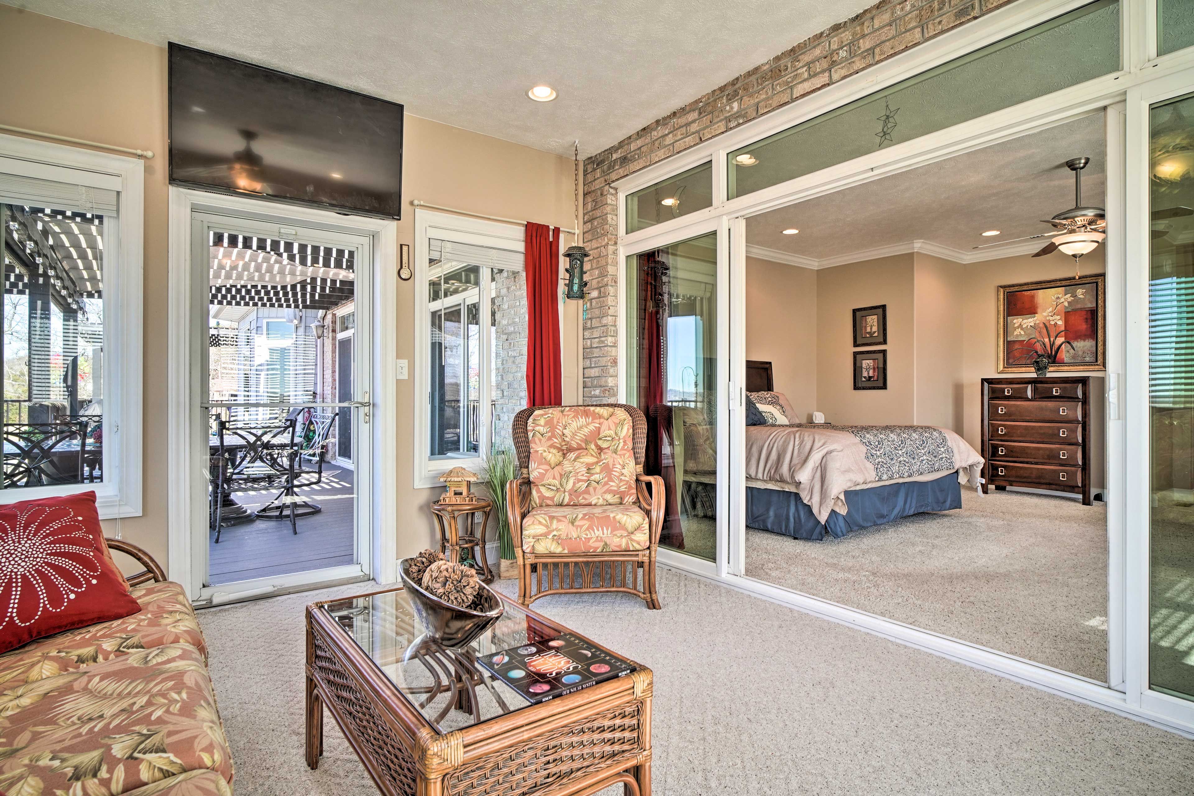 Private Sunroom | Smart TV | Deck Access