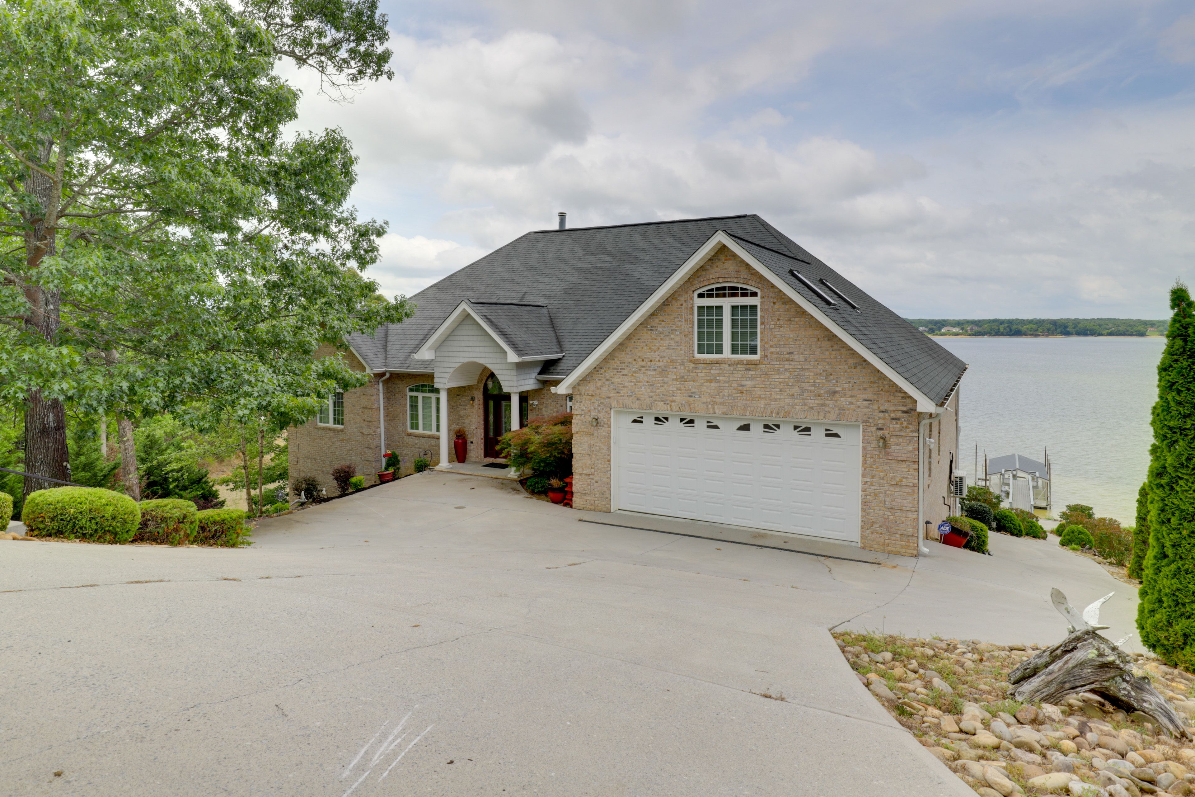 Parking | Driveway (1 Vehicle) | Garage (1 Vehicle, Available Seasonally)