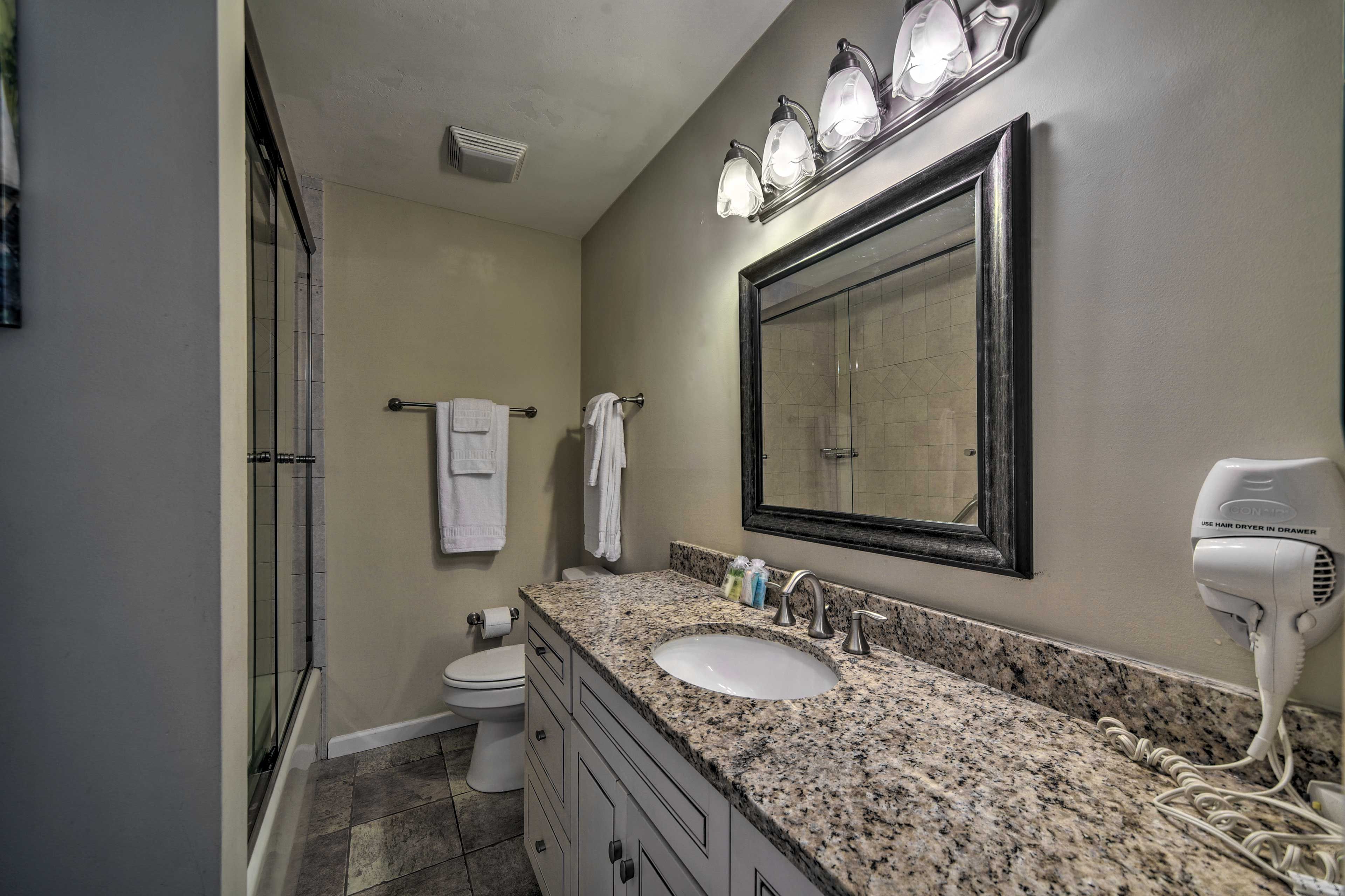 Full Bathroom | Main Level | Towels Provided