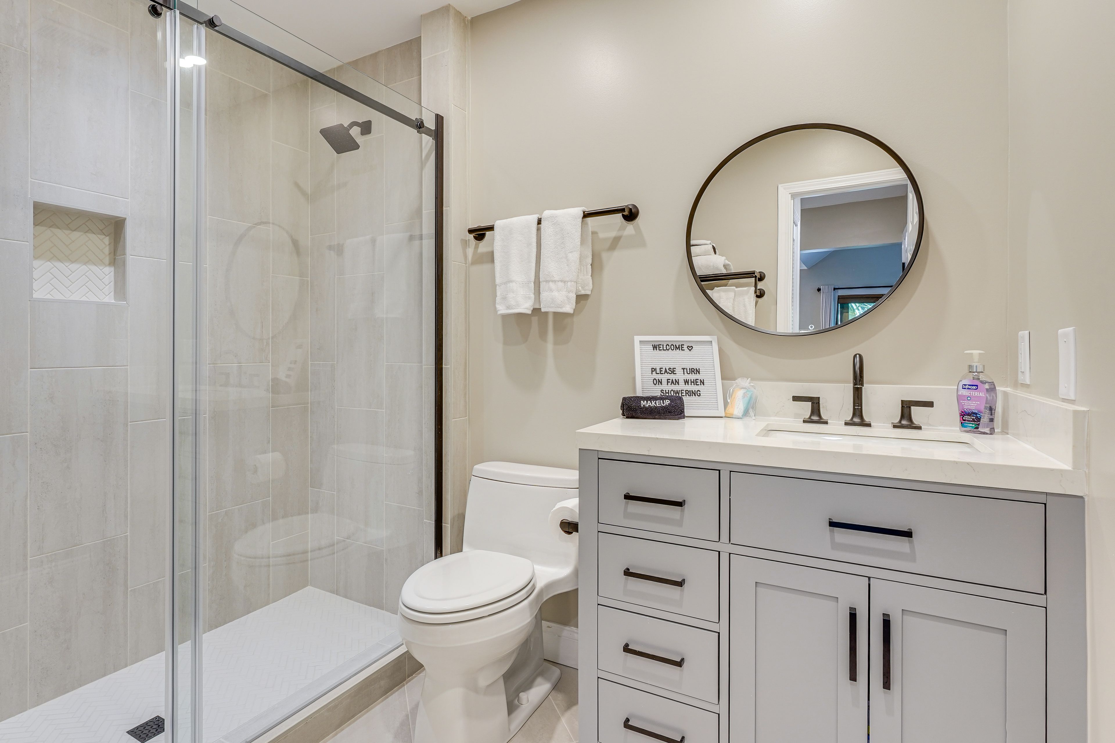 Full Bathroom | Main Level | Towels Provided