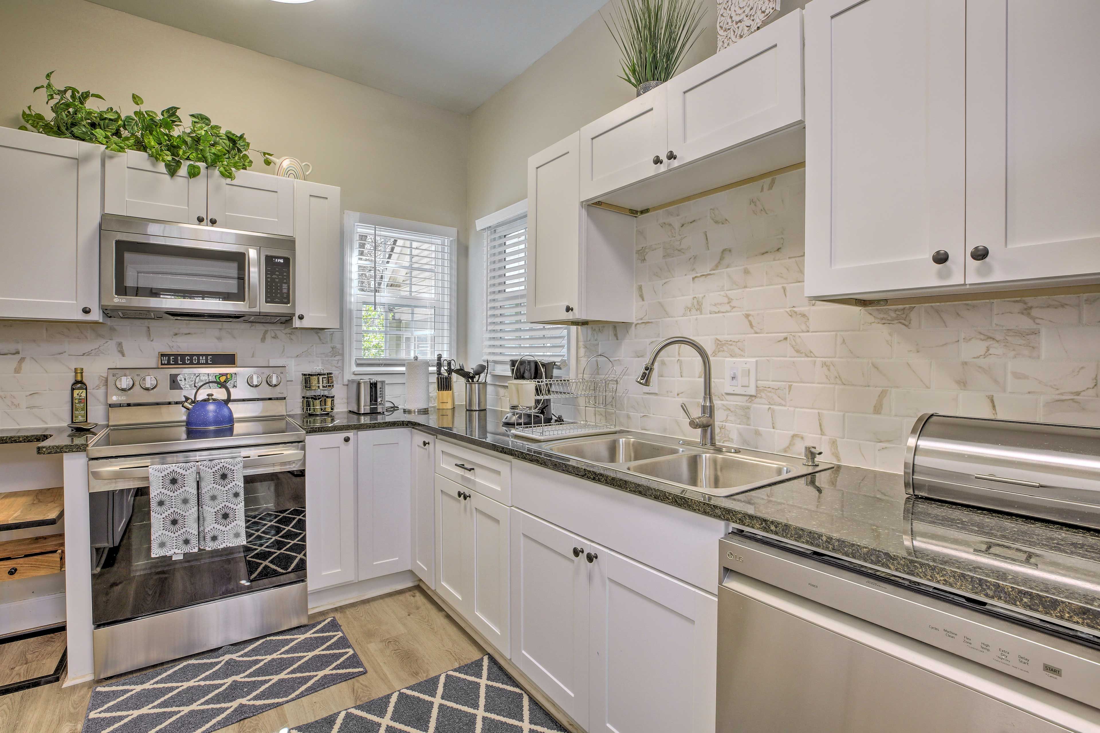 Kitchen | Paper Towels/Trash Bags Provided