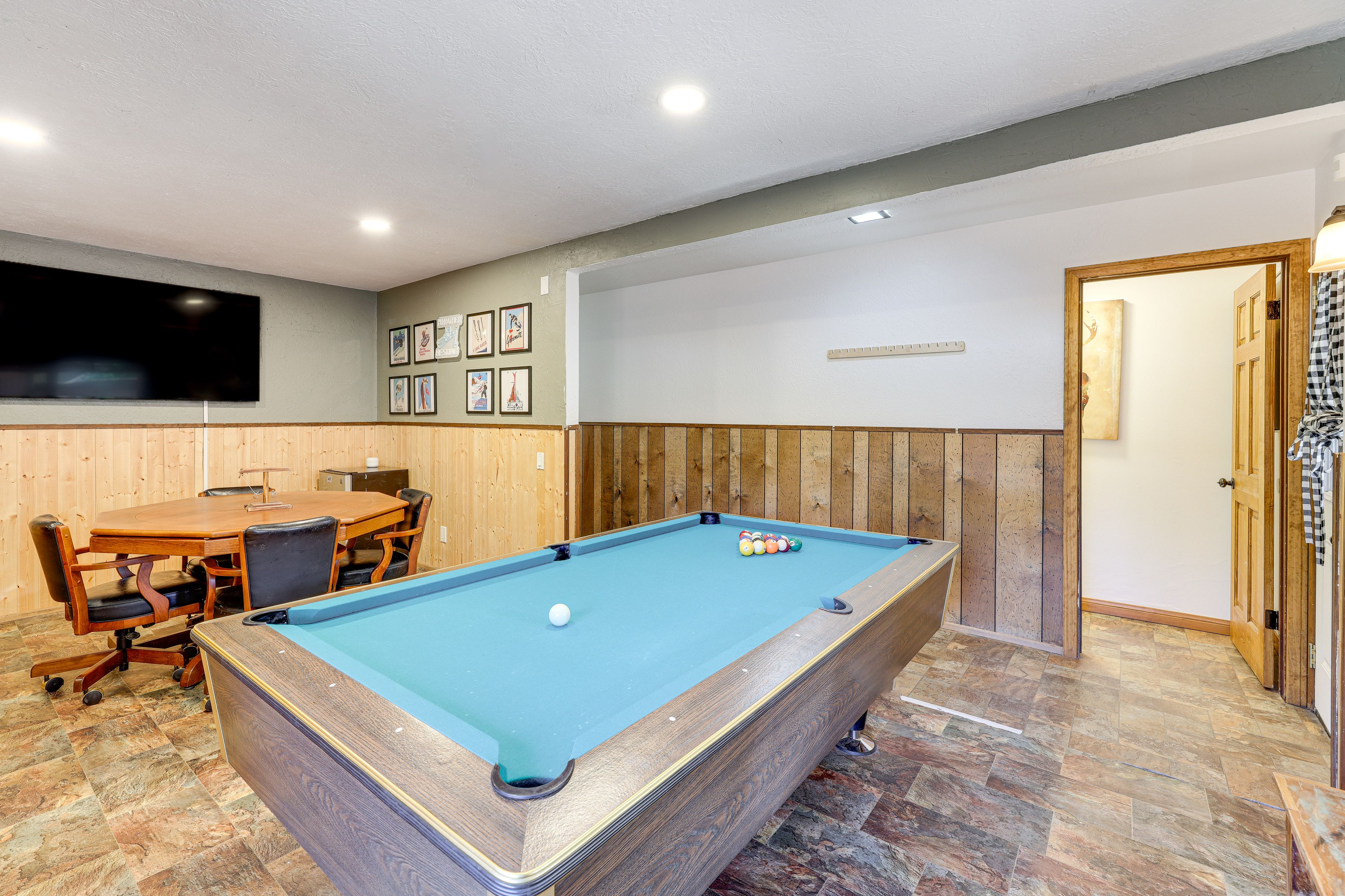 Game Room | Pool Table | Foosball Table | Smart TV