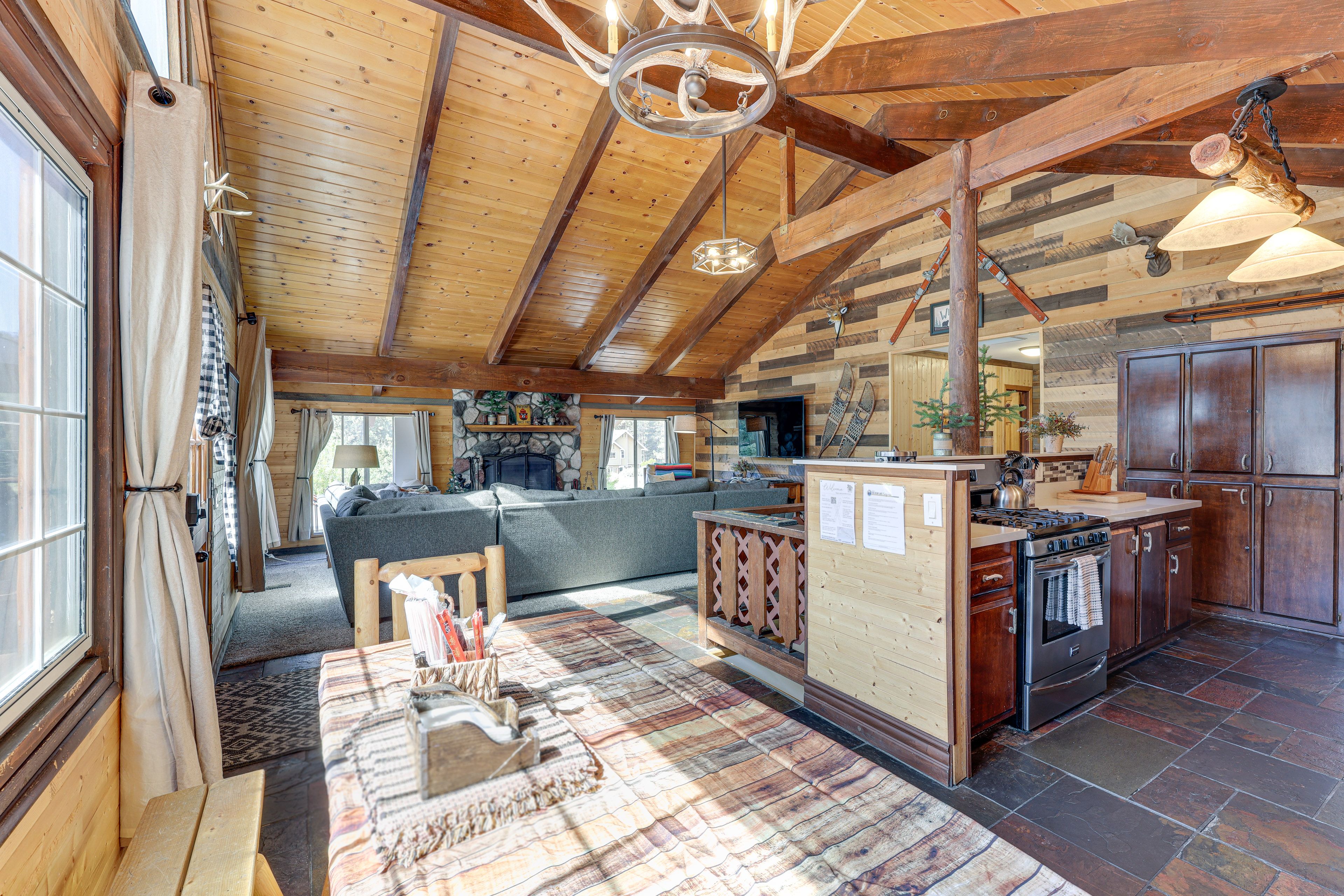Open Layout | Dining Area | Kitchen | Living Room | Free WiFi