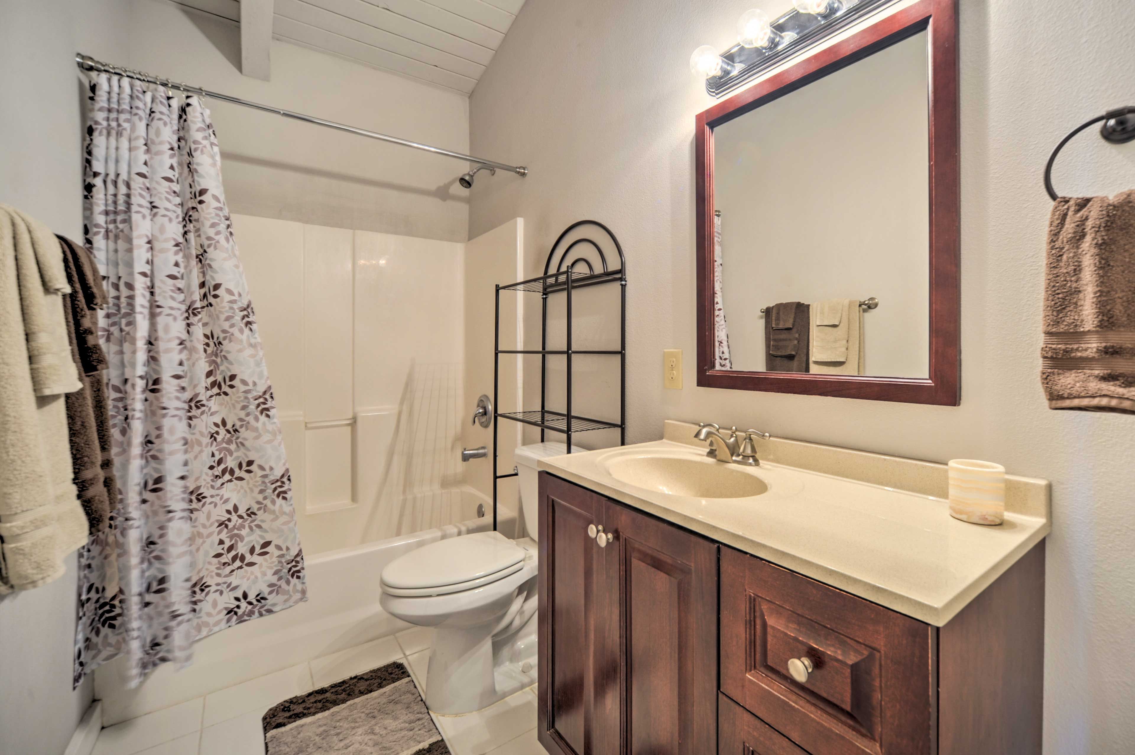 Full Bathroom | Complimentary Toiletries | Hair Dryer