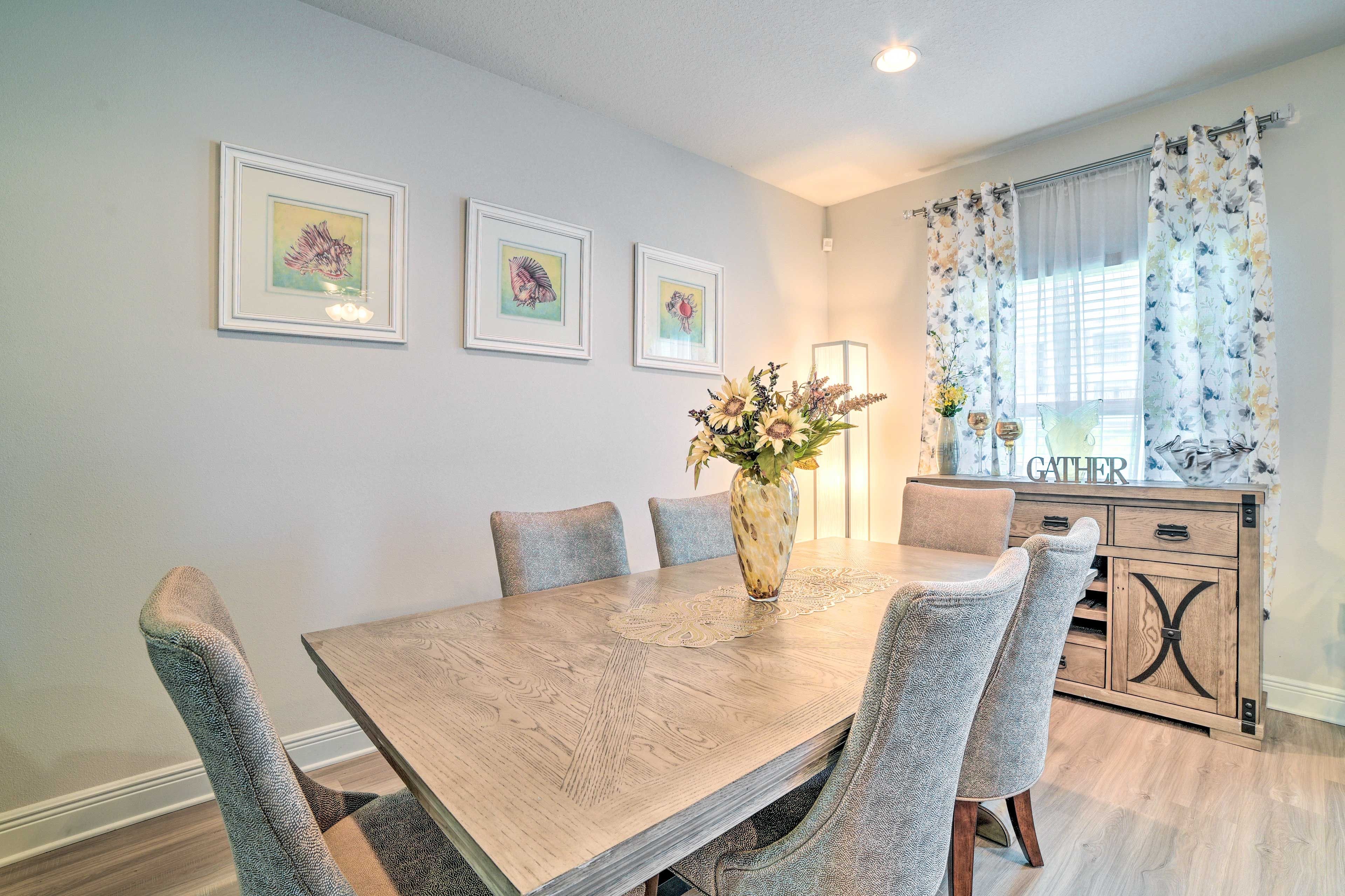 Dining Area | Dishware/Flatware Provided