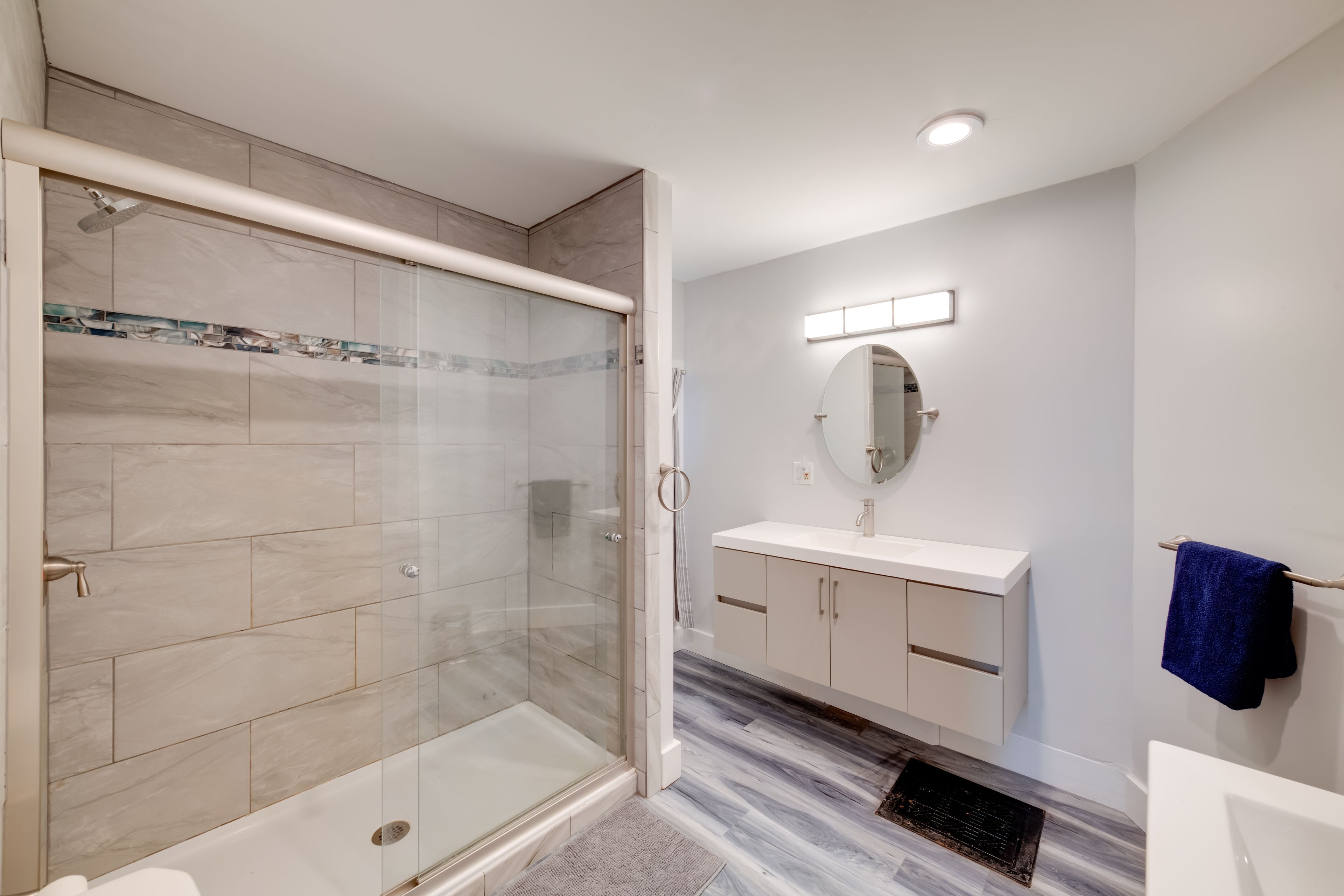 Full Bathroom | 1st Floor | Towels Provided | Hair Dryer