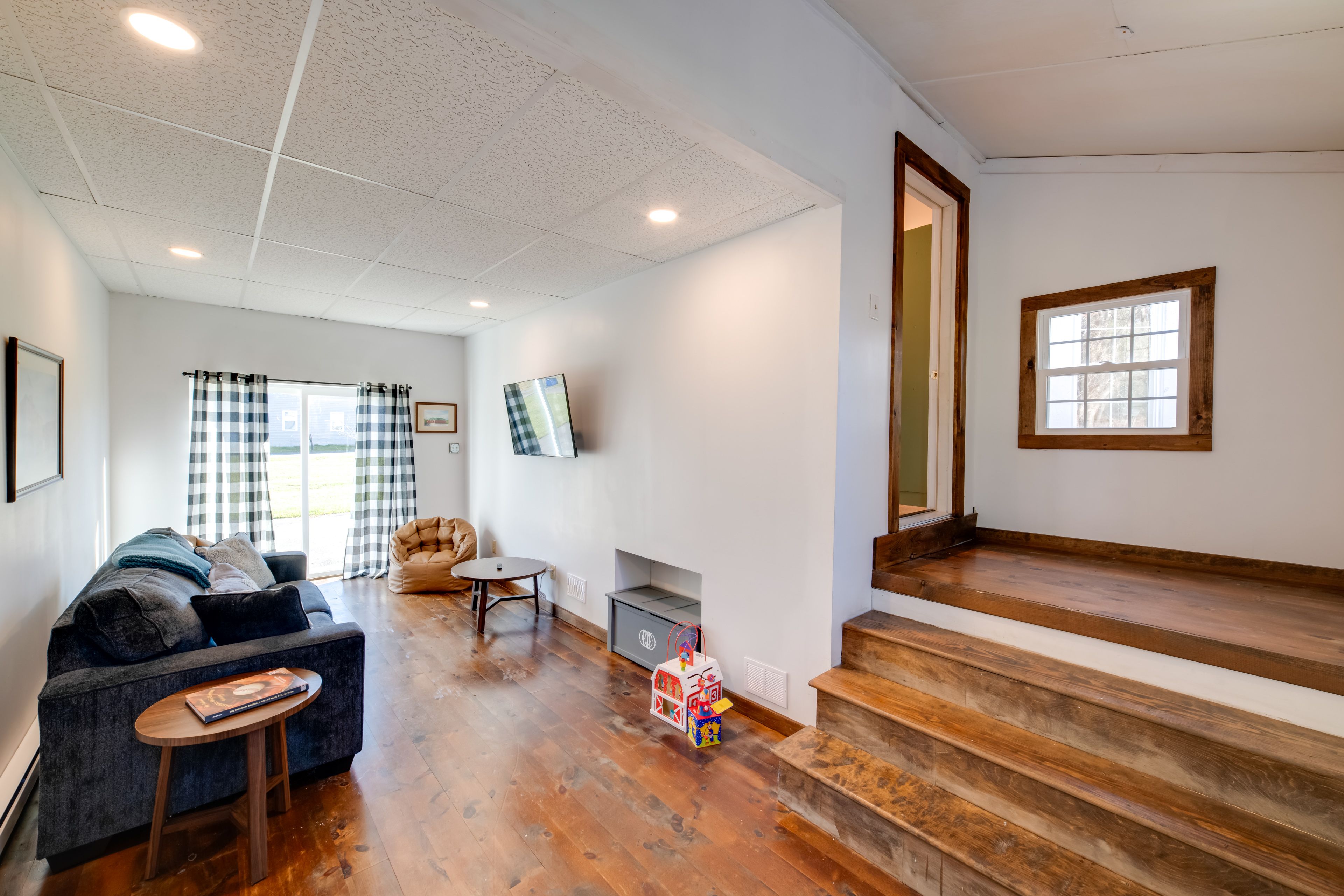 Den | Queen Sleeper Sofa | Smart TV | Access to Private Yard