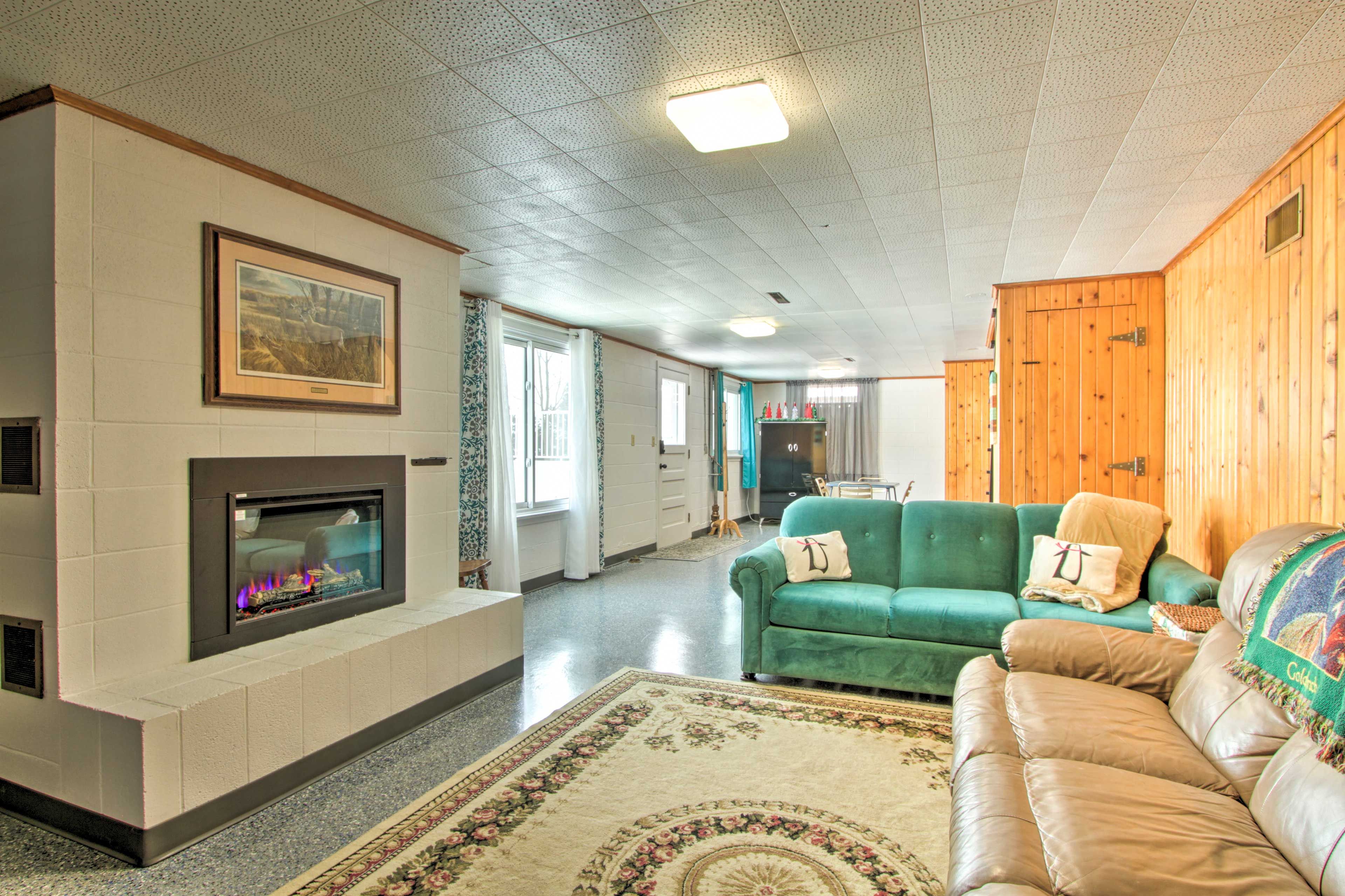 Family Room | Queen Air Mattress | Pack 'n Play