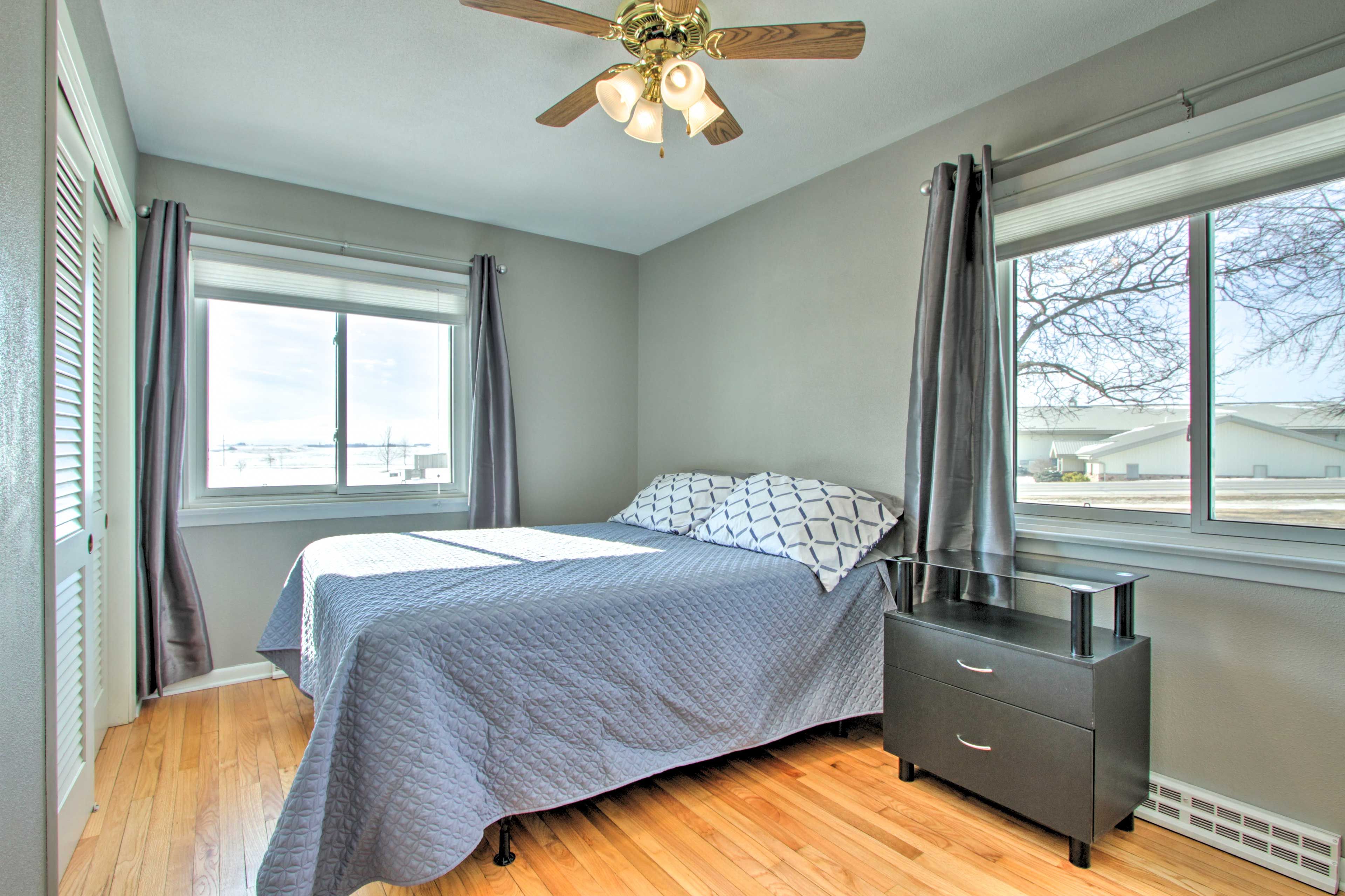 Bedroom 1 | Queen Bed | 1st Floor
