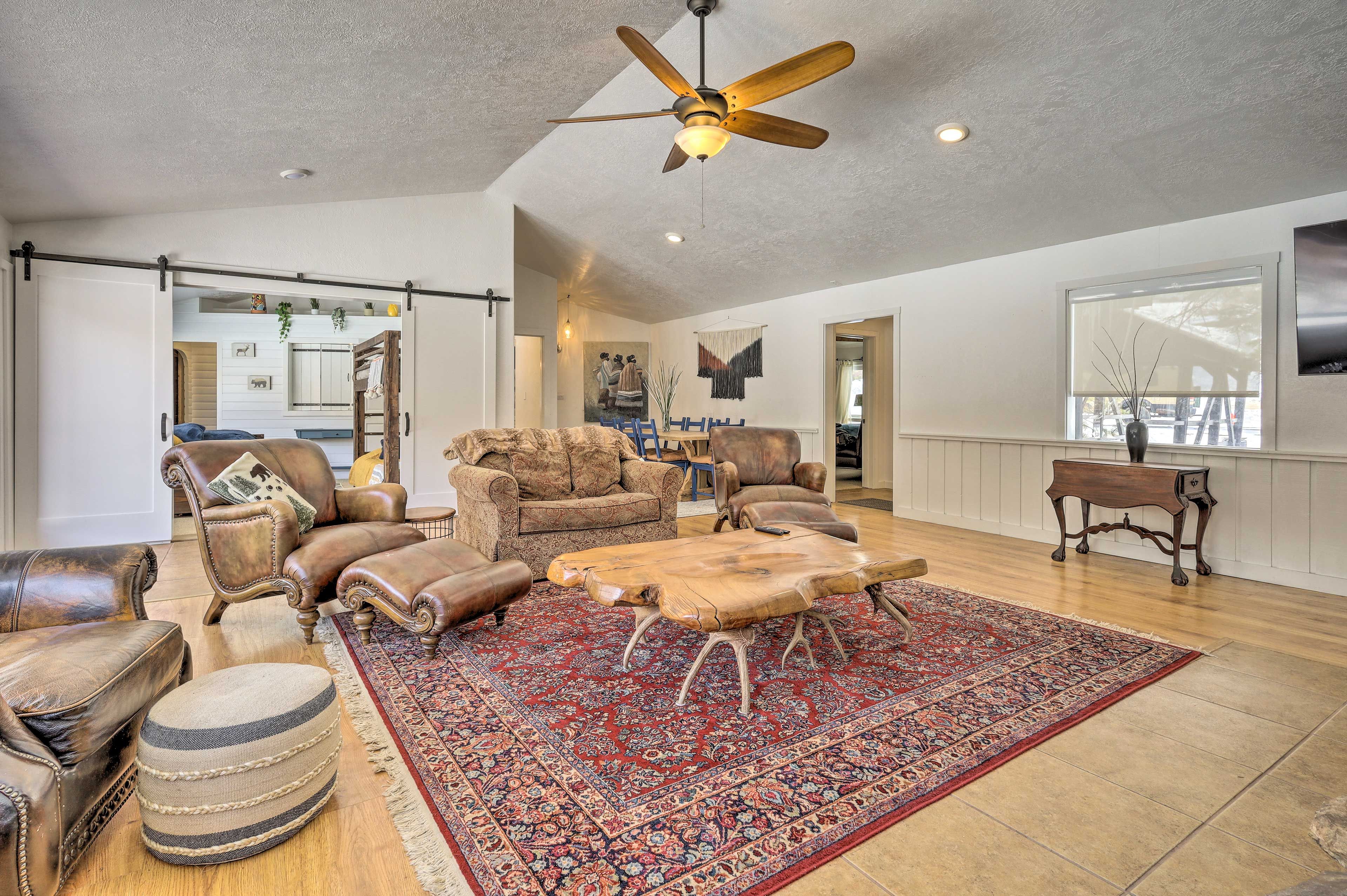 Living Room | Free WiFi | Smart TV