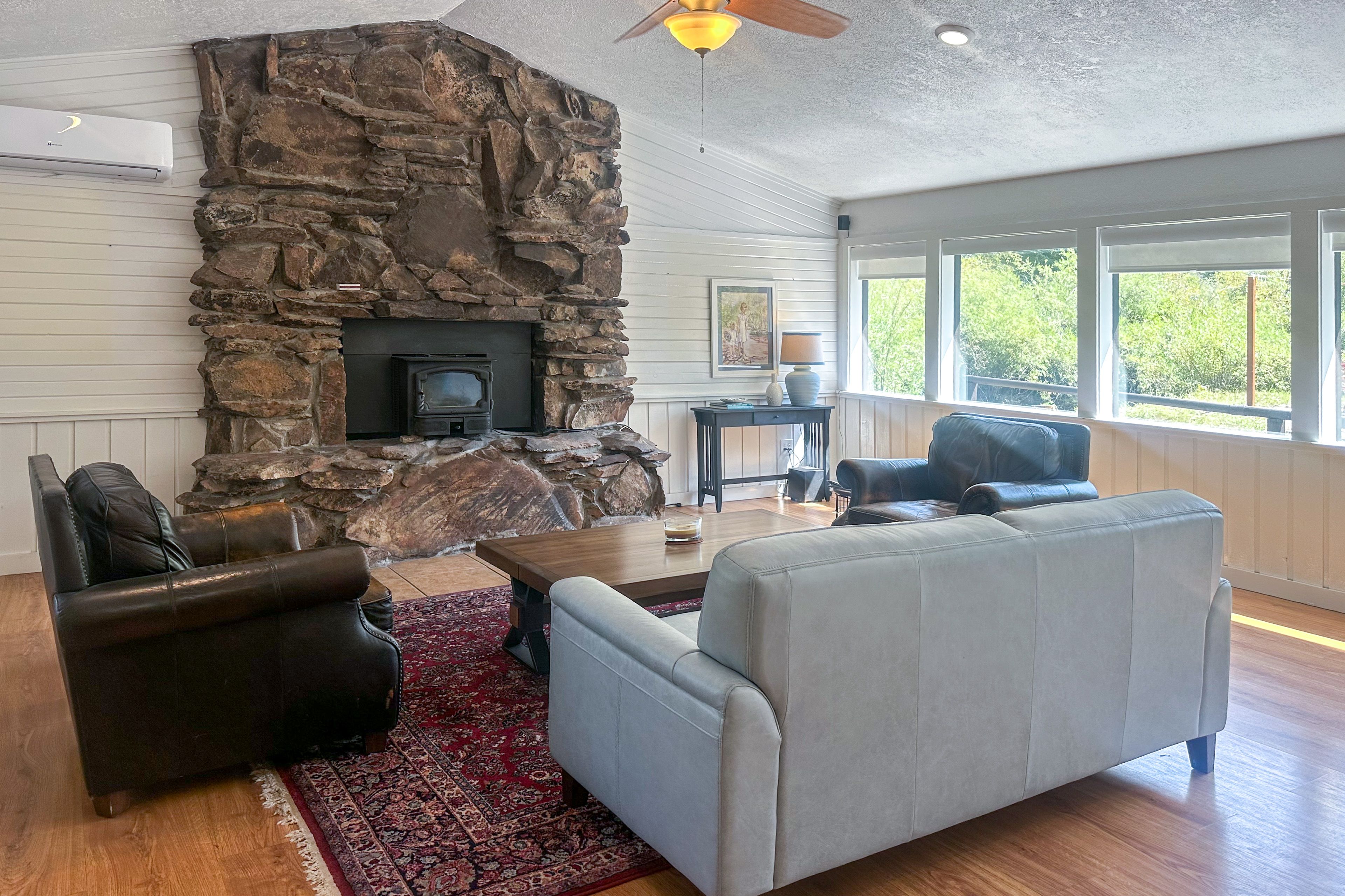 Living Room | Free WiFi | Smart TV | Fireplace