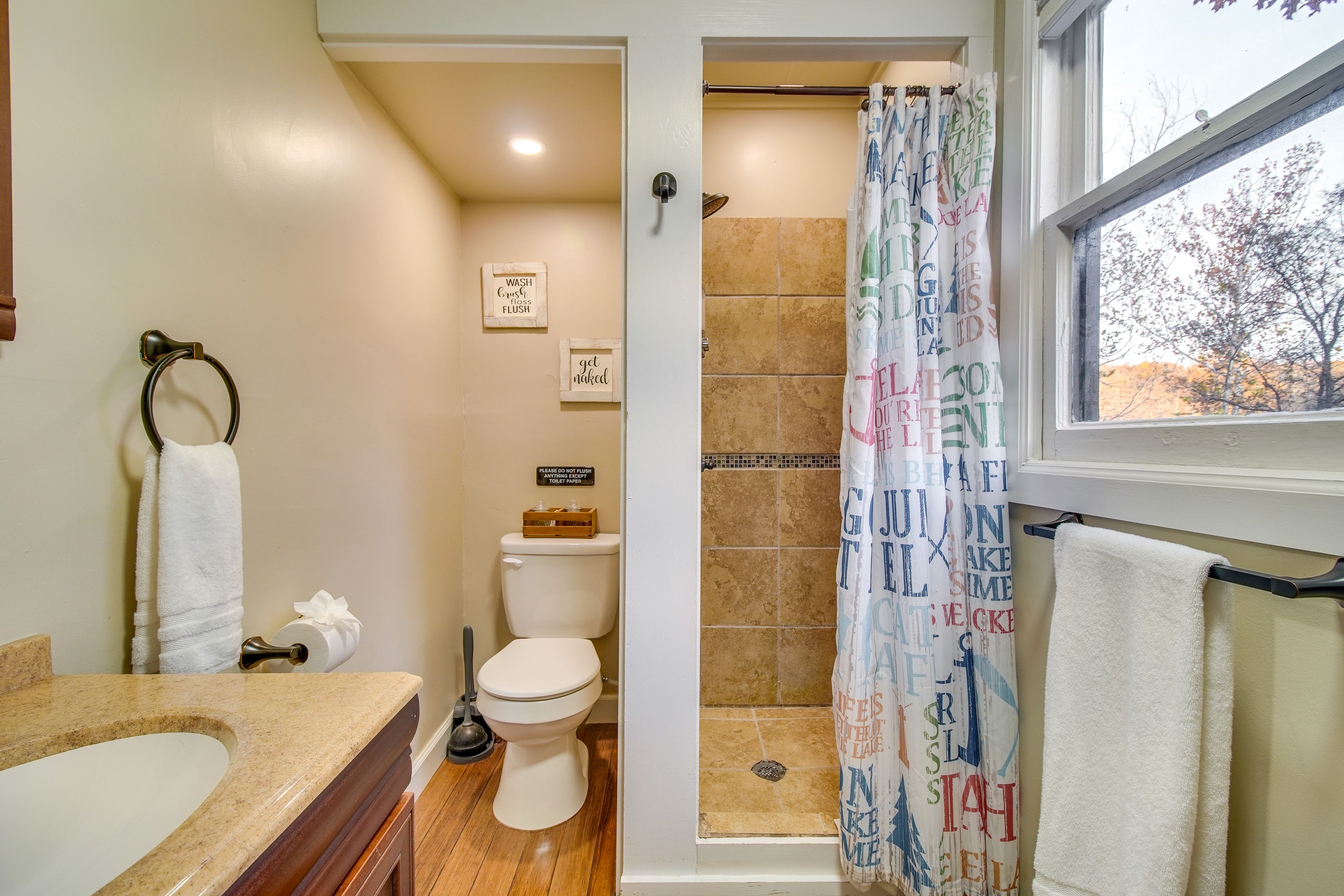 Full Bathroom | Linens & Towels | Complimentary Toiletries | Hair Dryer