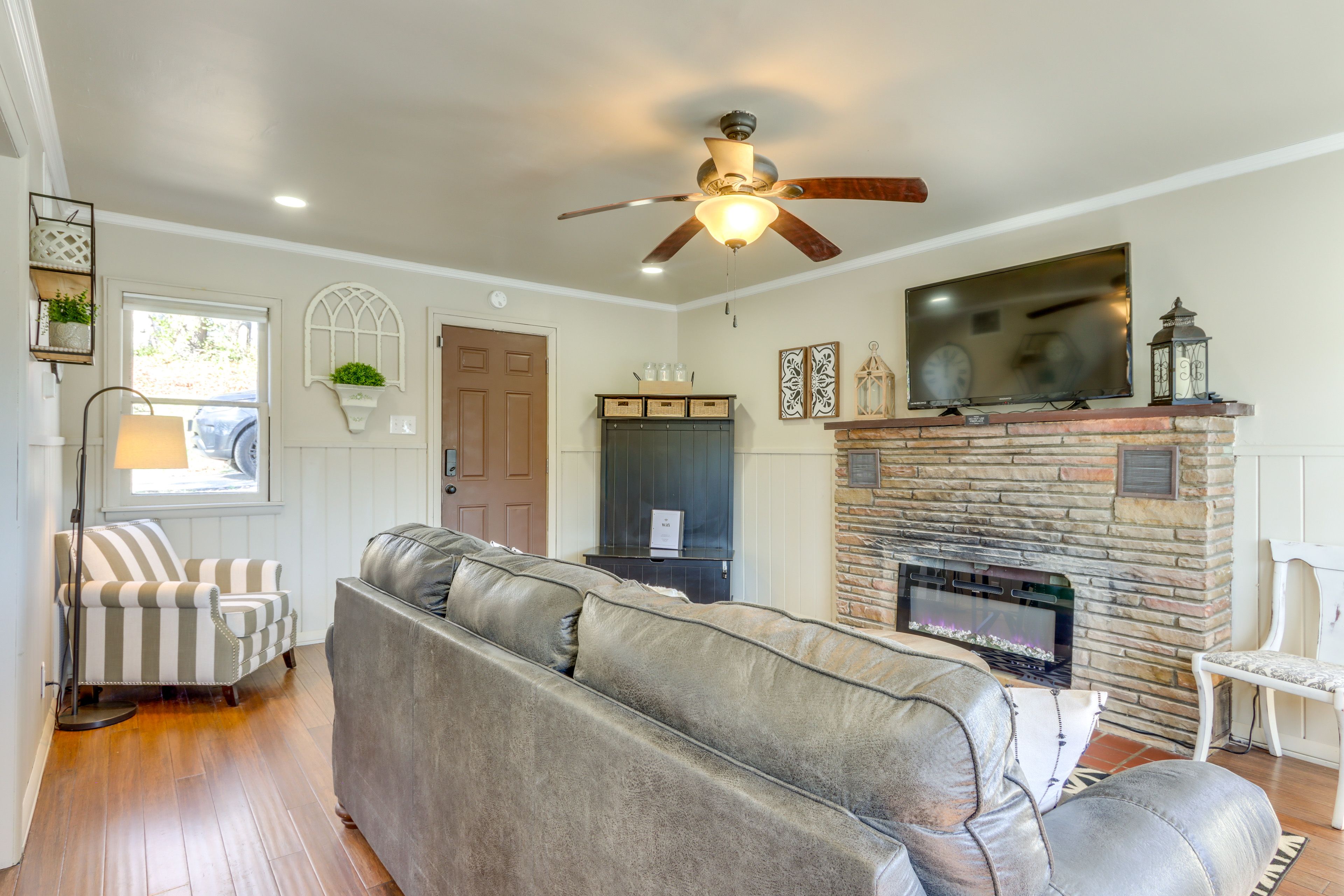 Living Room | Sleeper Sofa | Central A/C & Heating | Smart TV