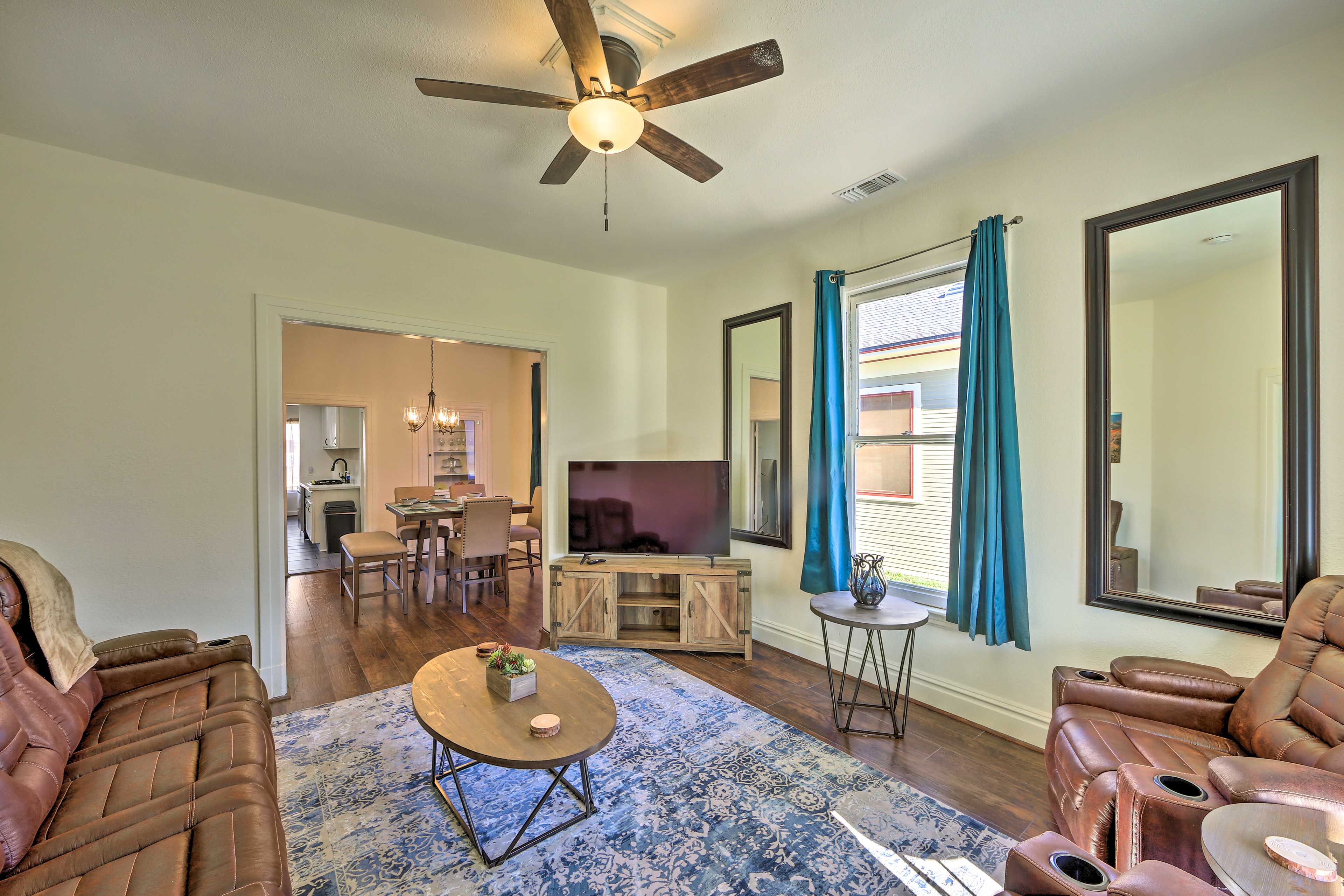 Living Room | Flat-Screen Cable TV