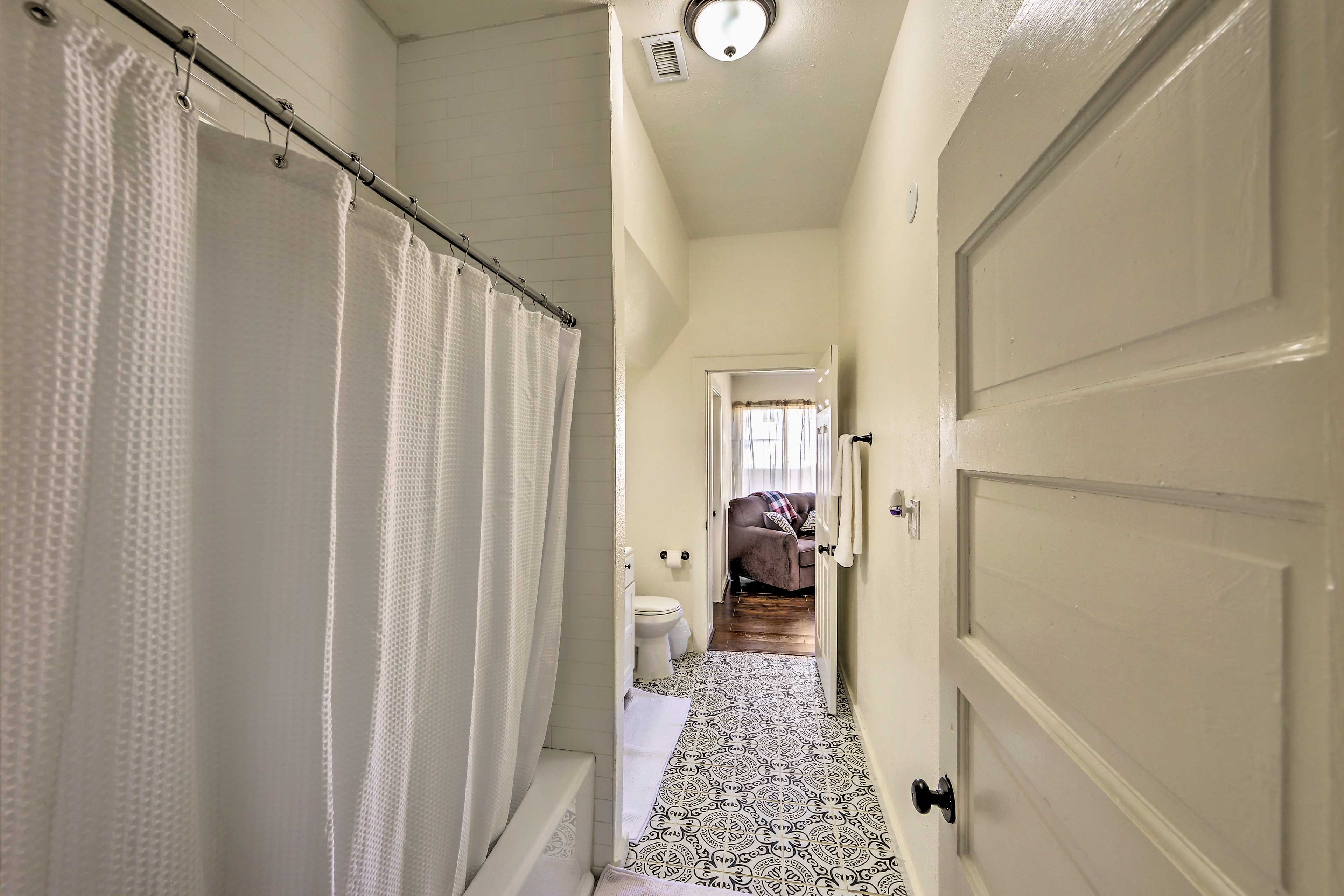 Full Bathroom | Hair Dryer | Towels Provided