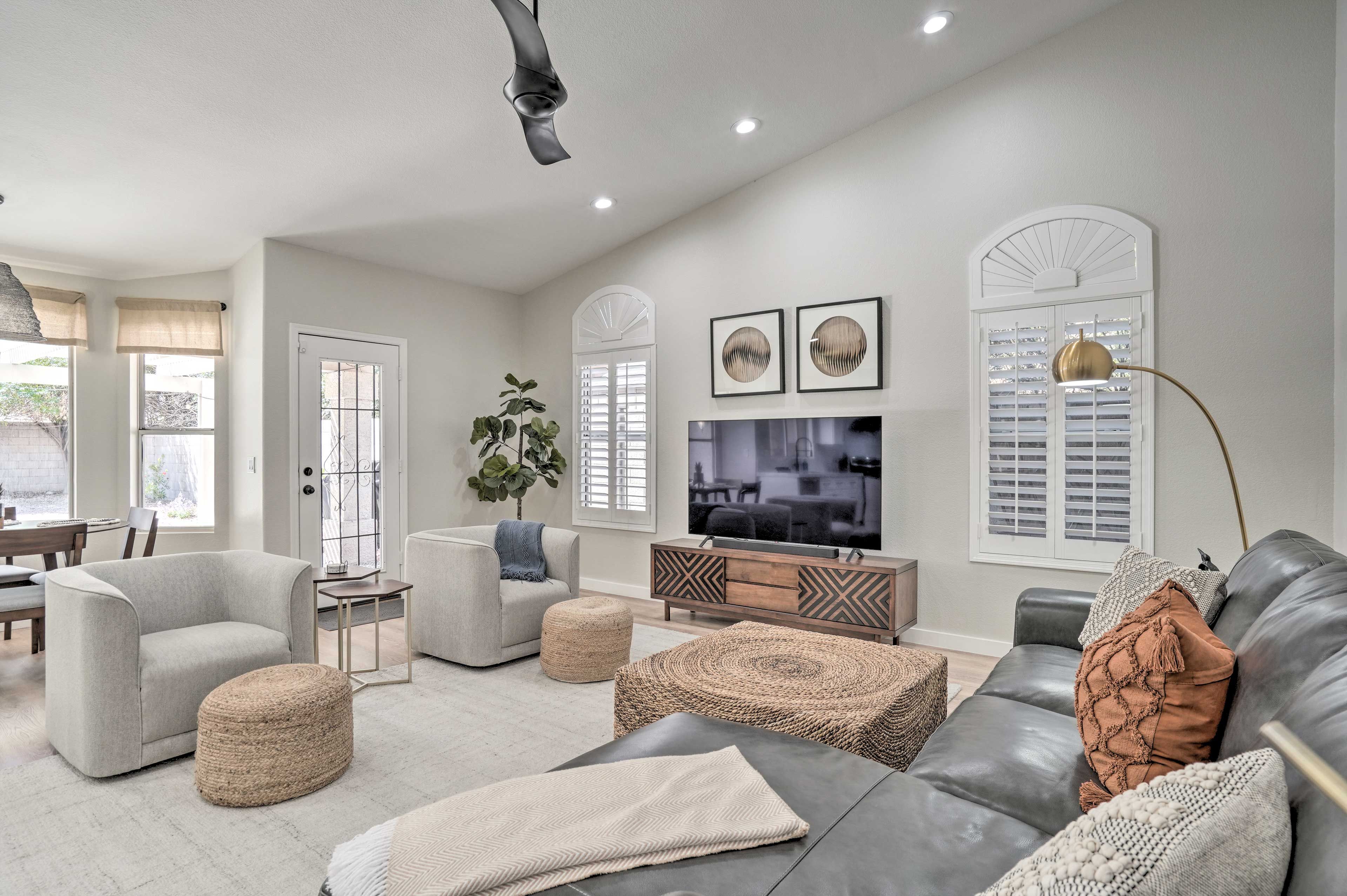 Living Room | Smart TV w/ Cable