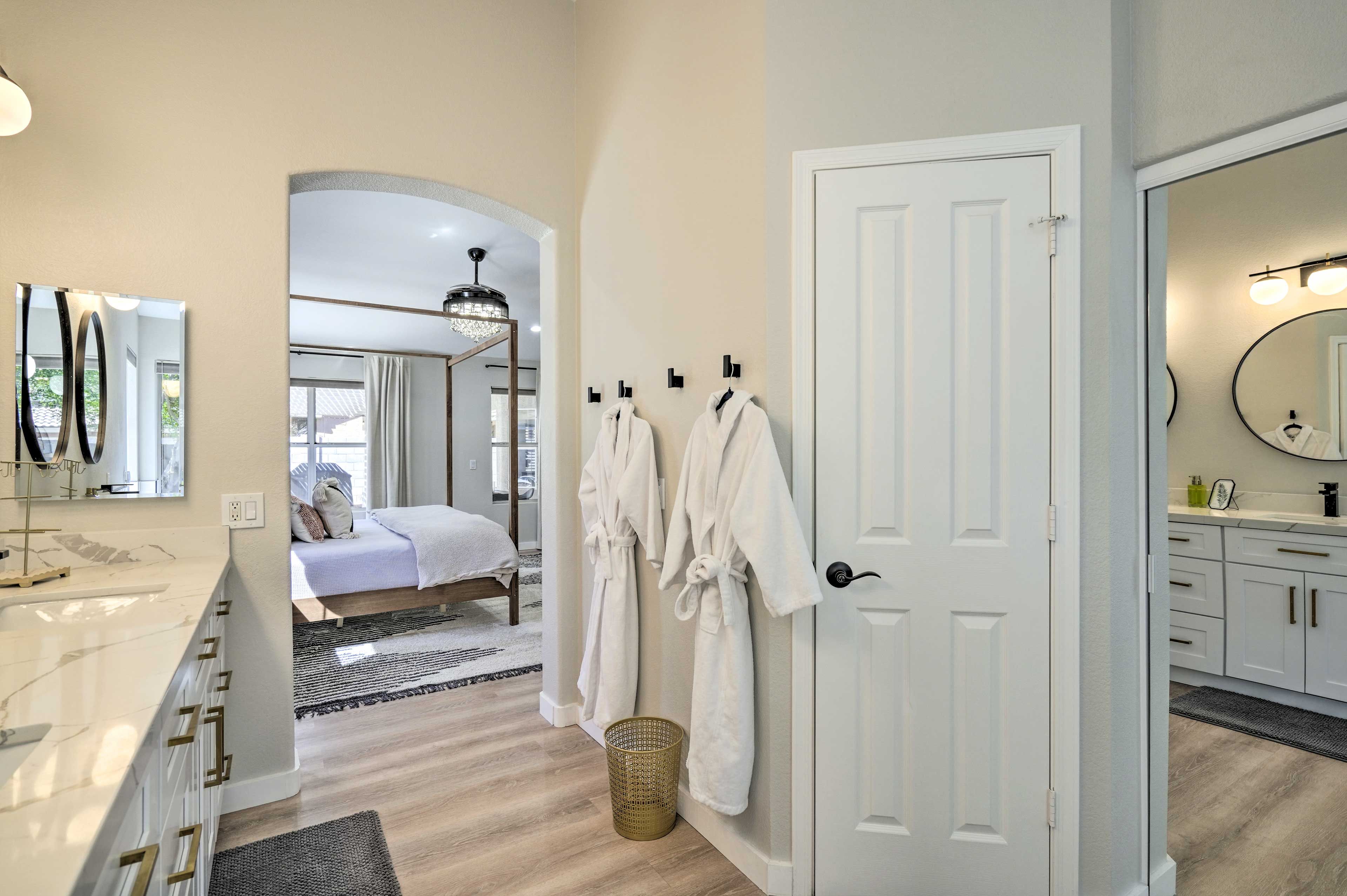 En-Suite Bathroom | Linens & Towels | Hair Dryer | Complimentary Toiletries