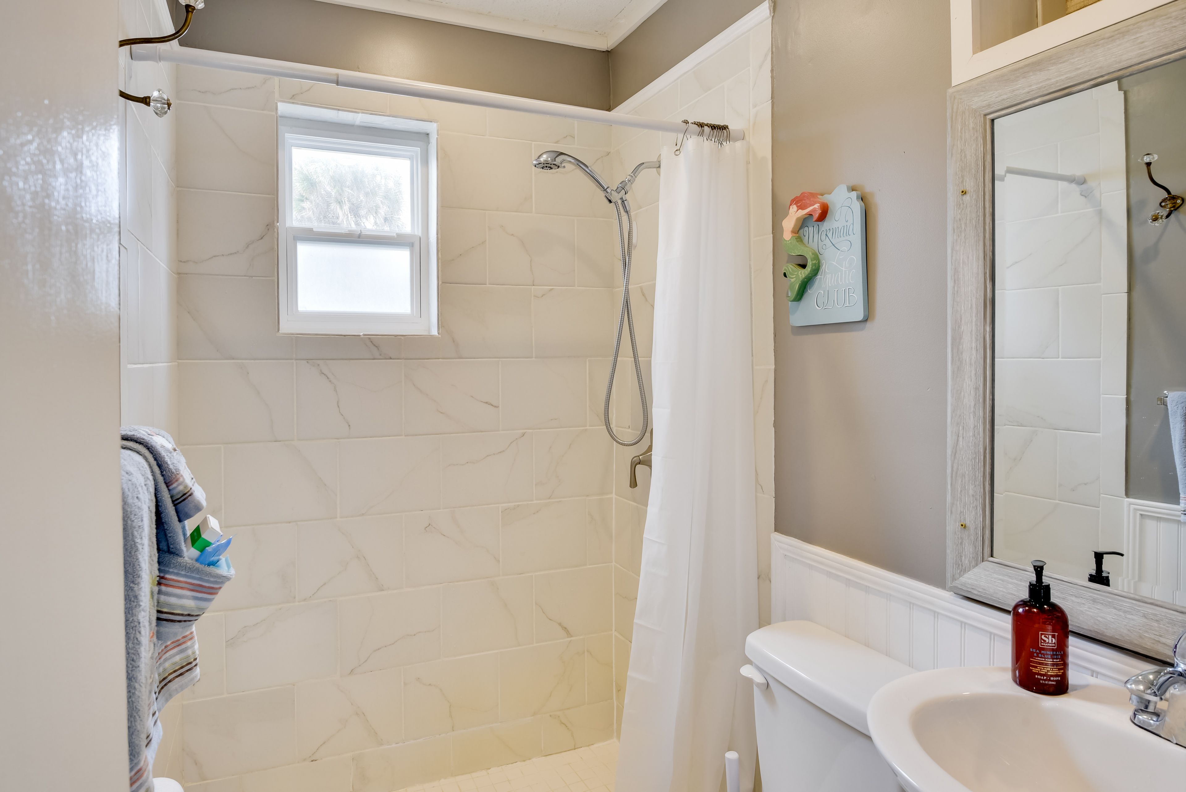 Full Bathroom | Main Level | Towels Provided