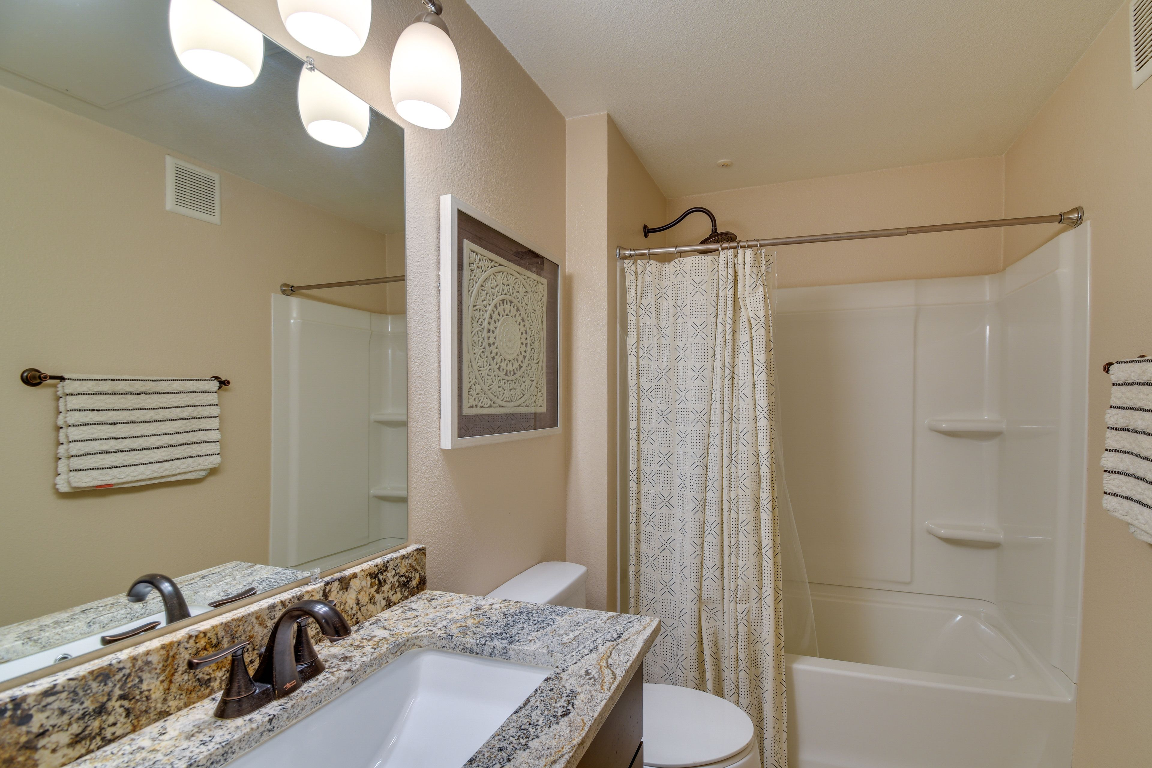 Full Bathroom | Towels Provided | Complimentary Toiletries
