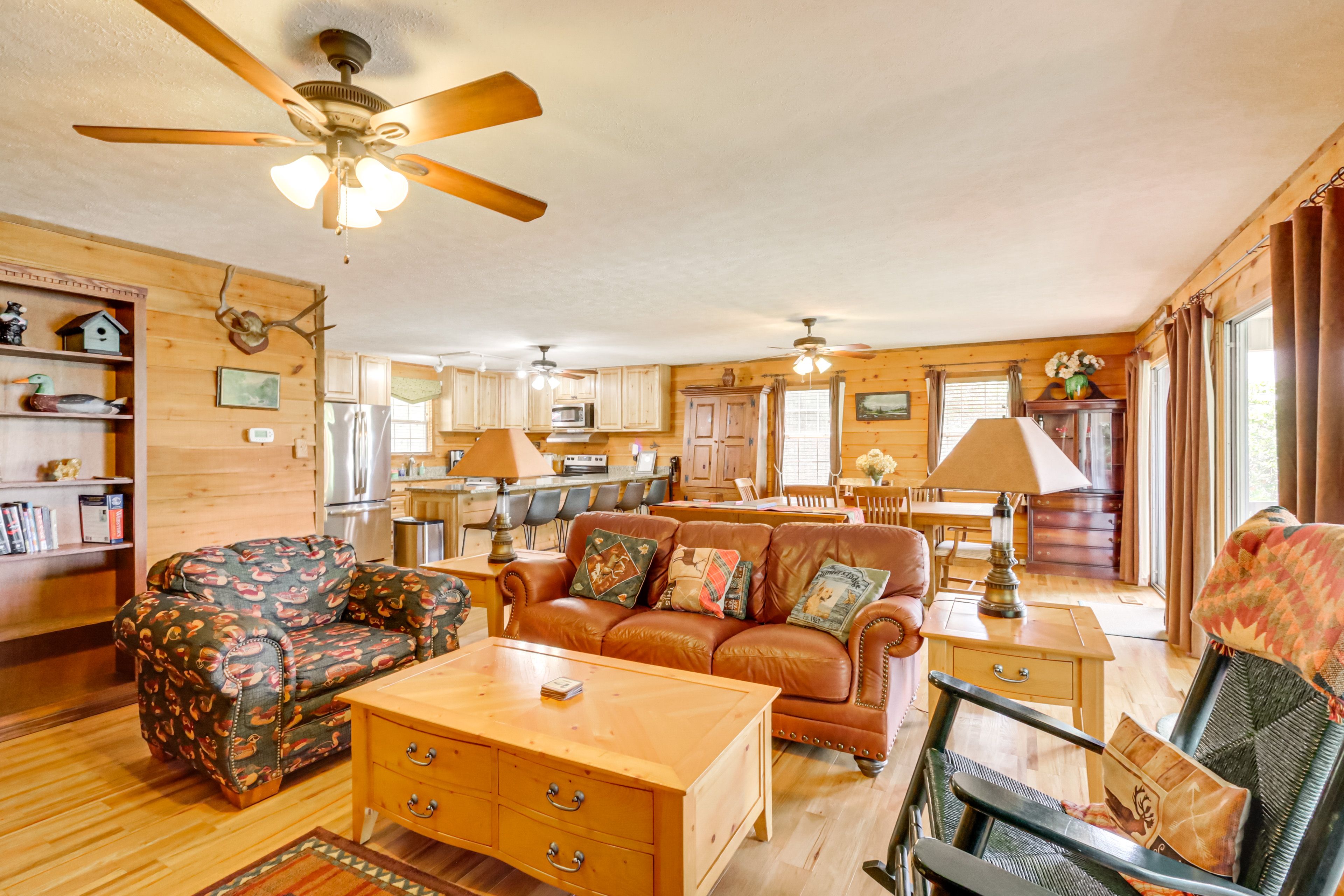 Living Room | Free WiFi | Central Air Conditioning & Heating | Smart TV