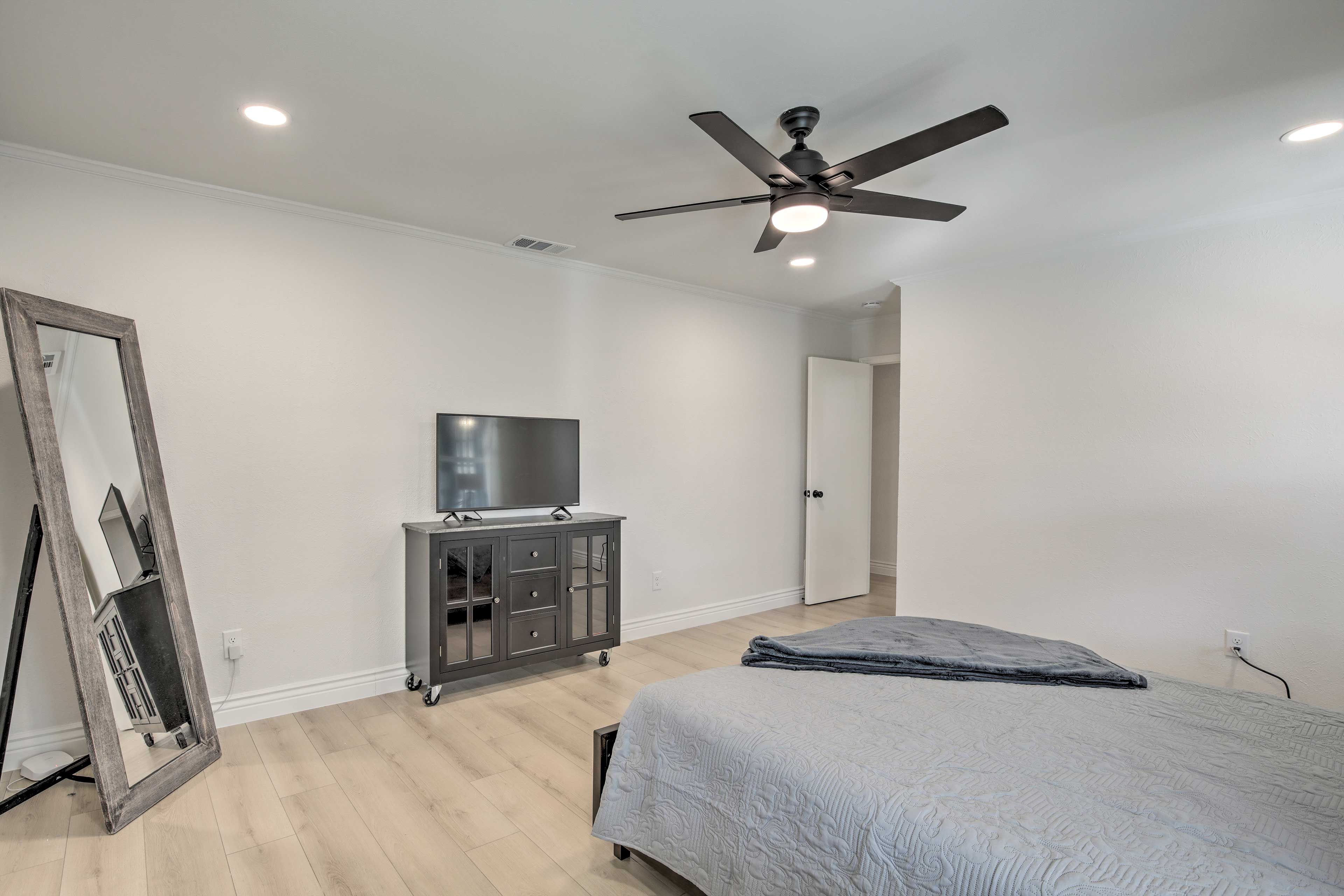 Bedroom 1 | Smart TV