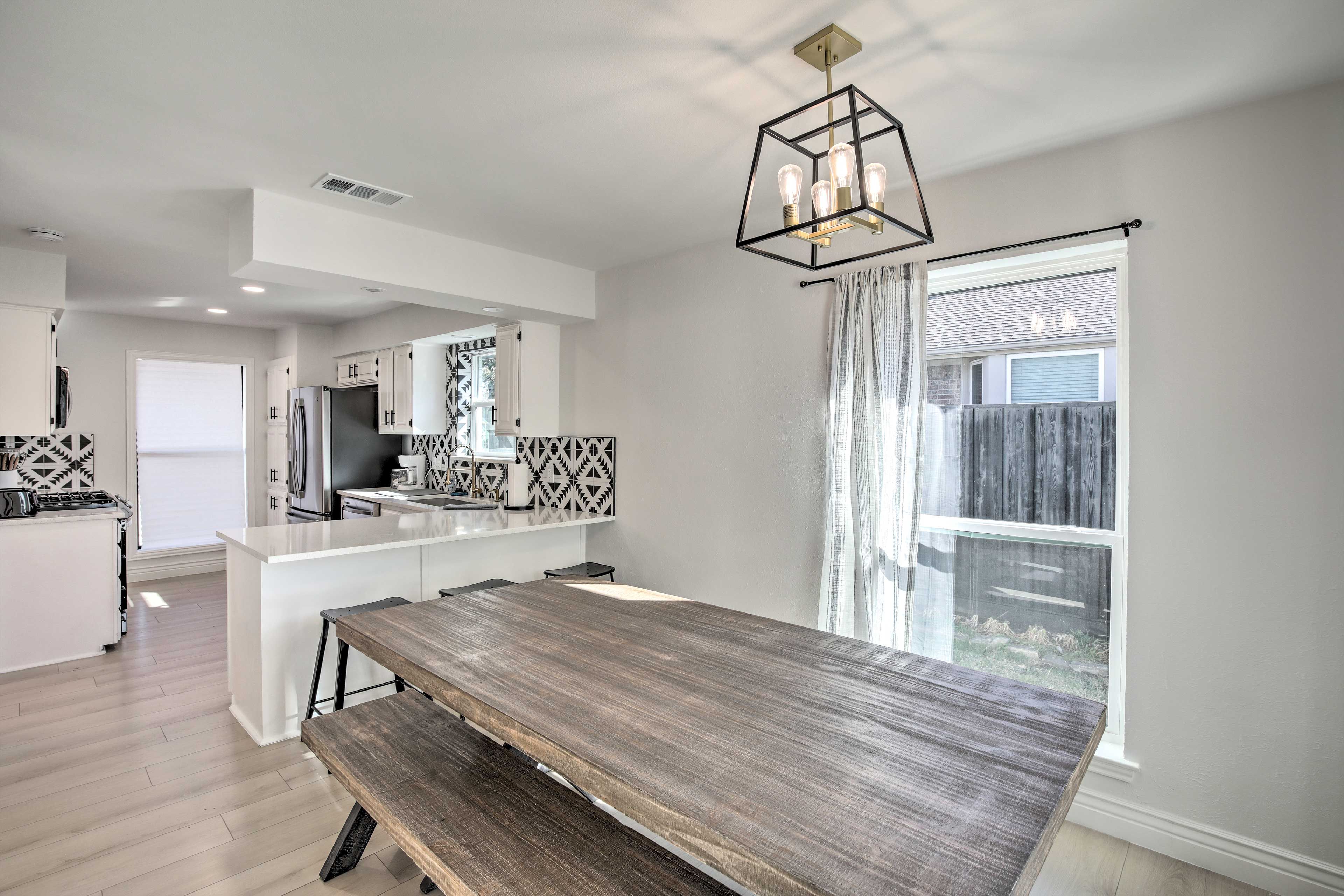 Dining Area | Dishware/Flatware Provided