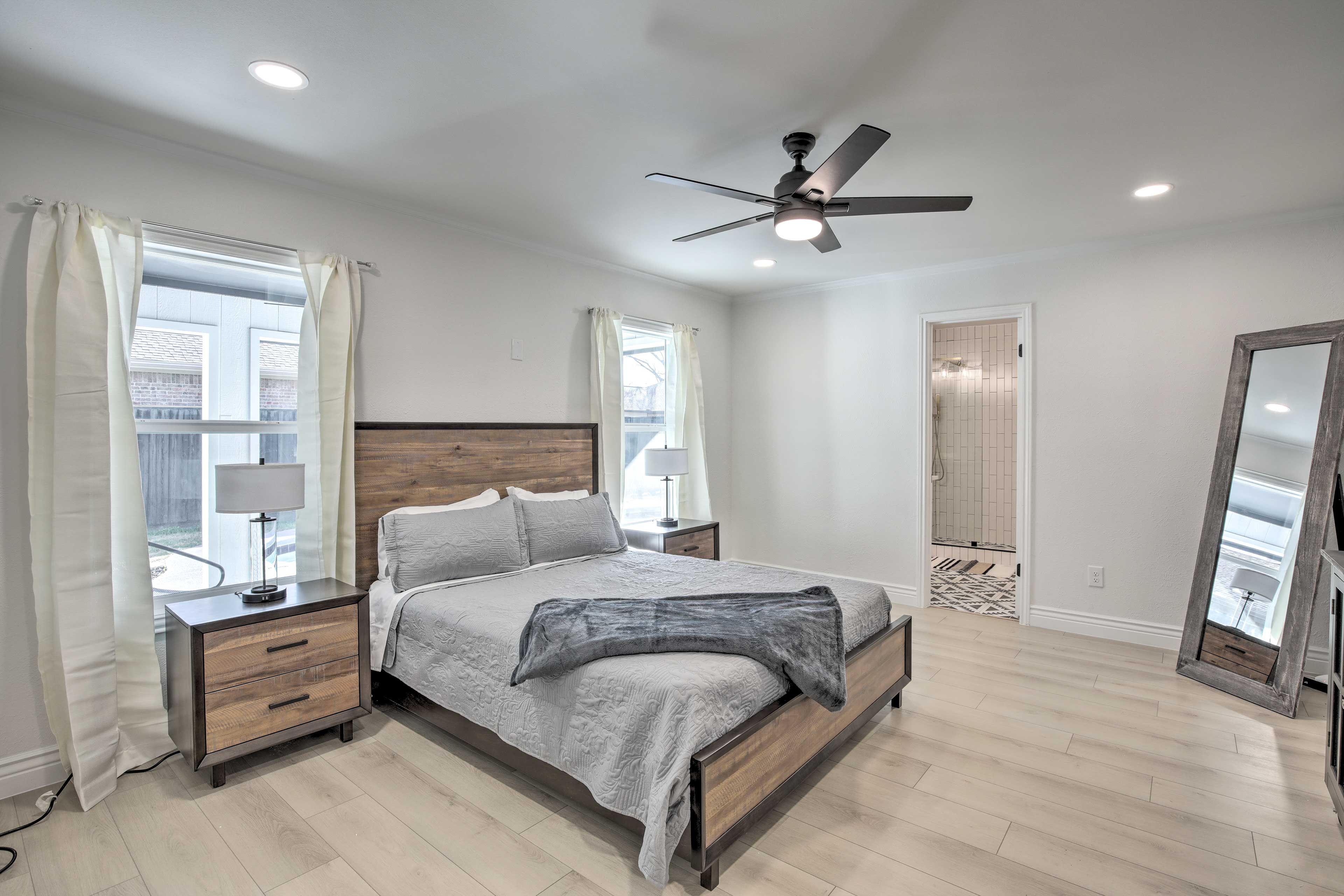 Bedroom 1 | Queen Bed