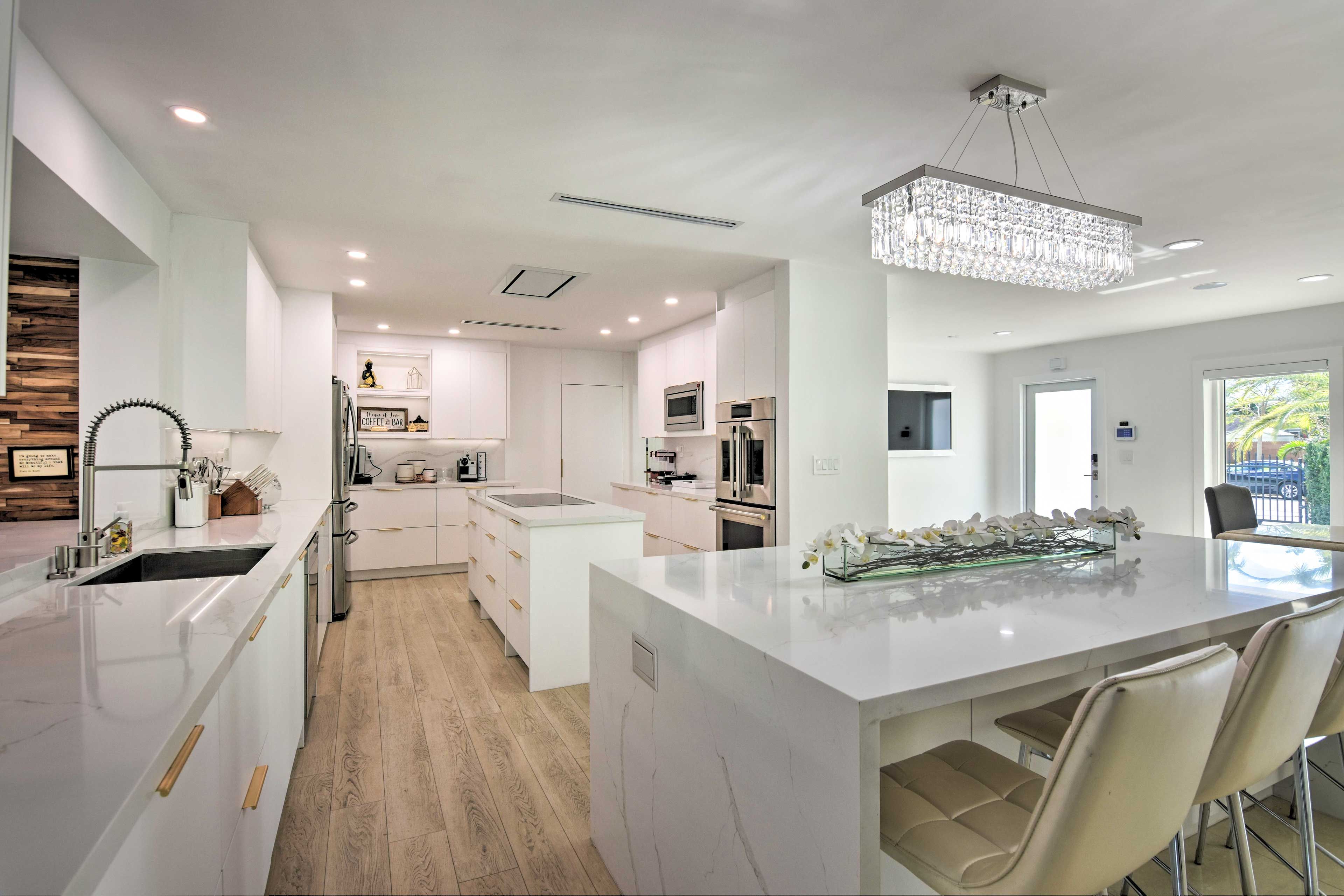 Kitchen | Fully Equipped w/ Stainless Steel Appliances