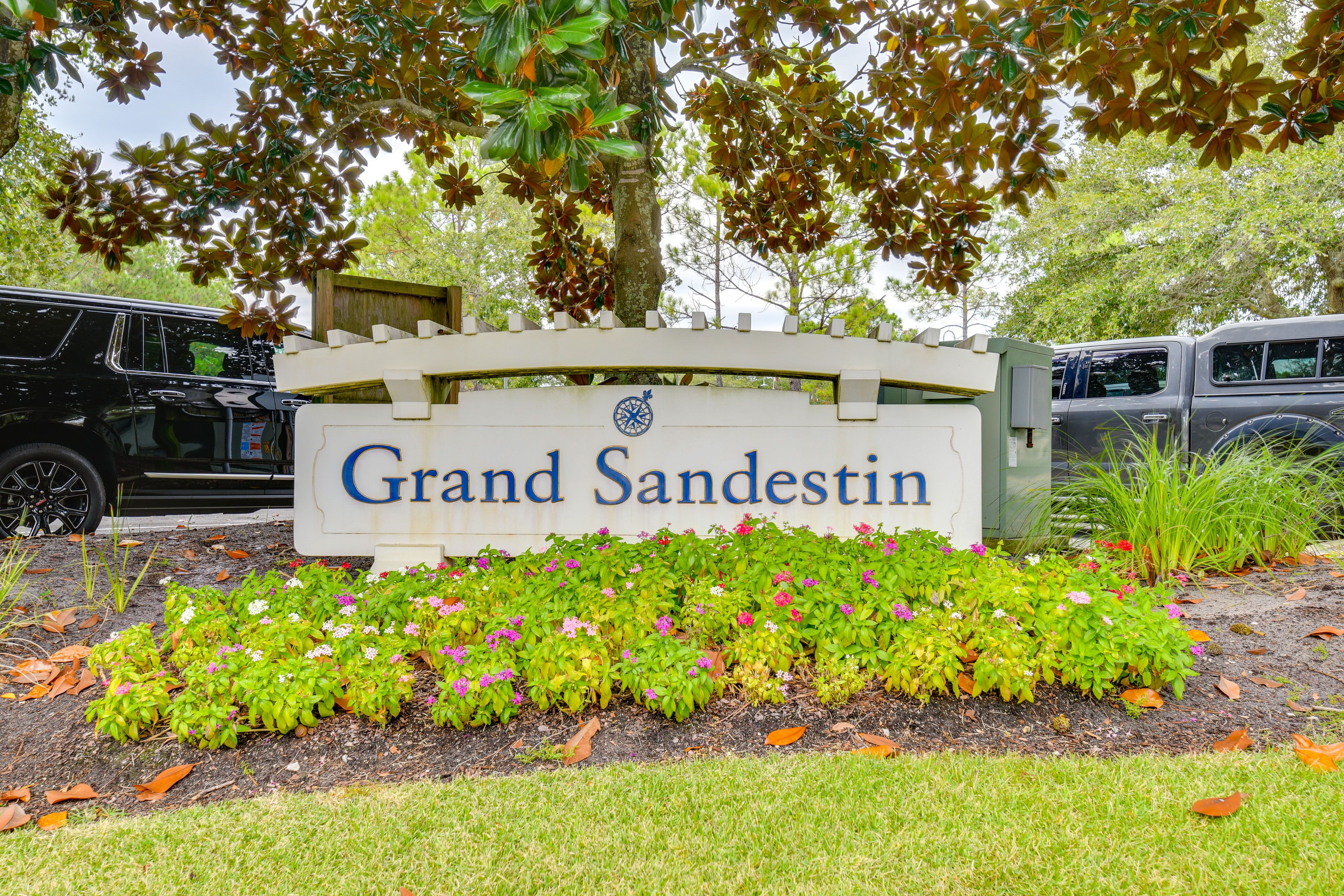 Community Exterior | Paid Parking Garage (1 Vehicle)