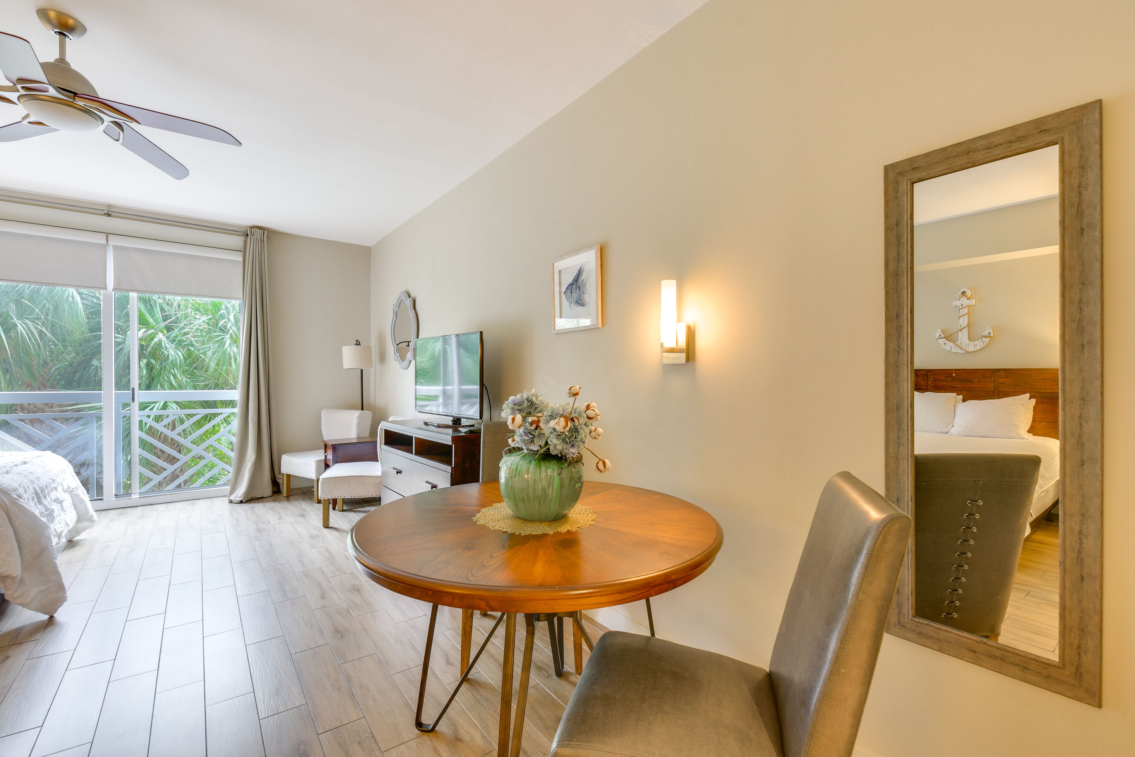 Studio | Dining Area | Dishware/Flatware Provided