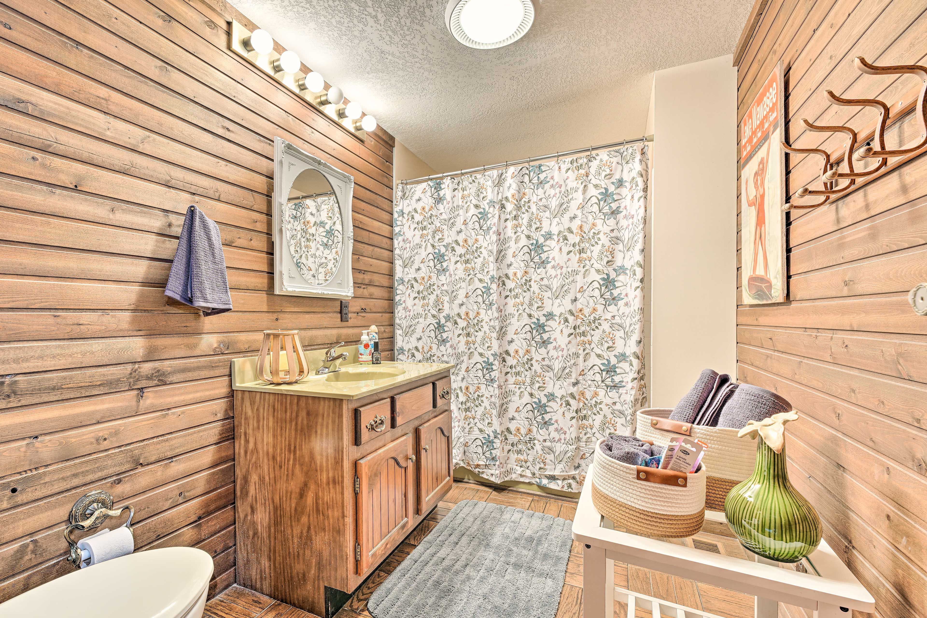 Full Bathroom | Towels Provided | Main Level