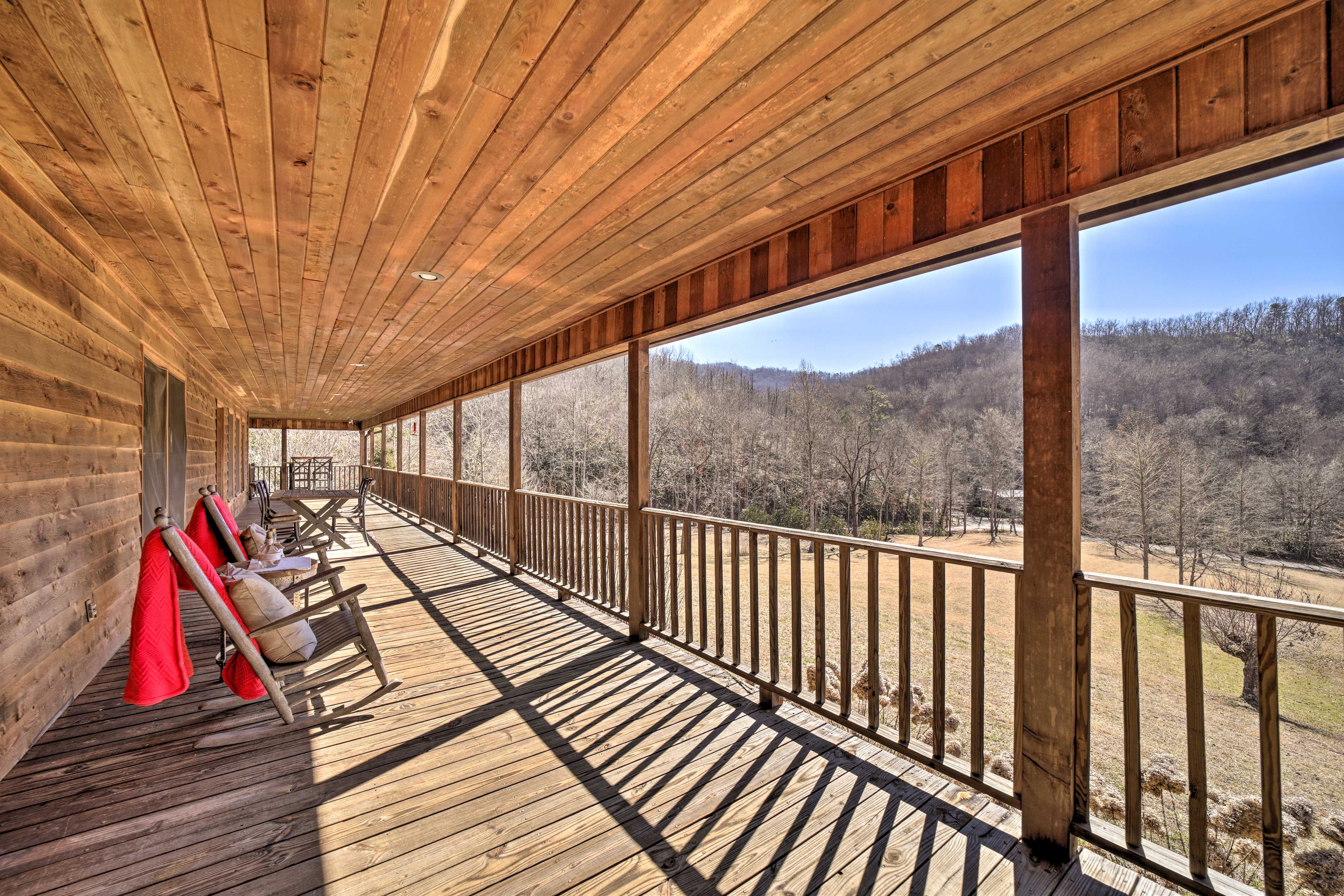 Franklin Vacation Rental | 4BR | 2.5BA | 3,480 Sq Ft | 1 Step Required