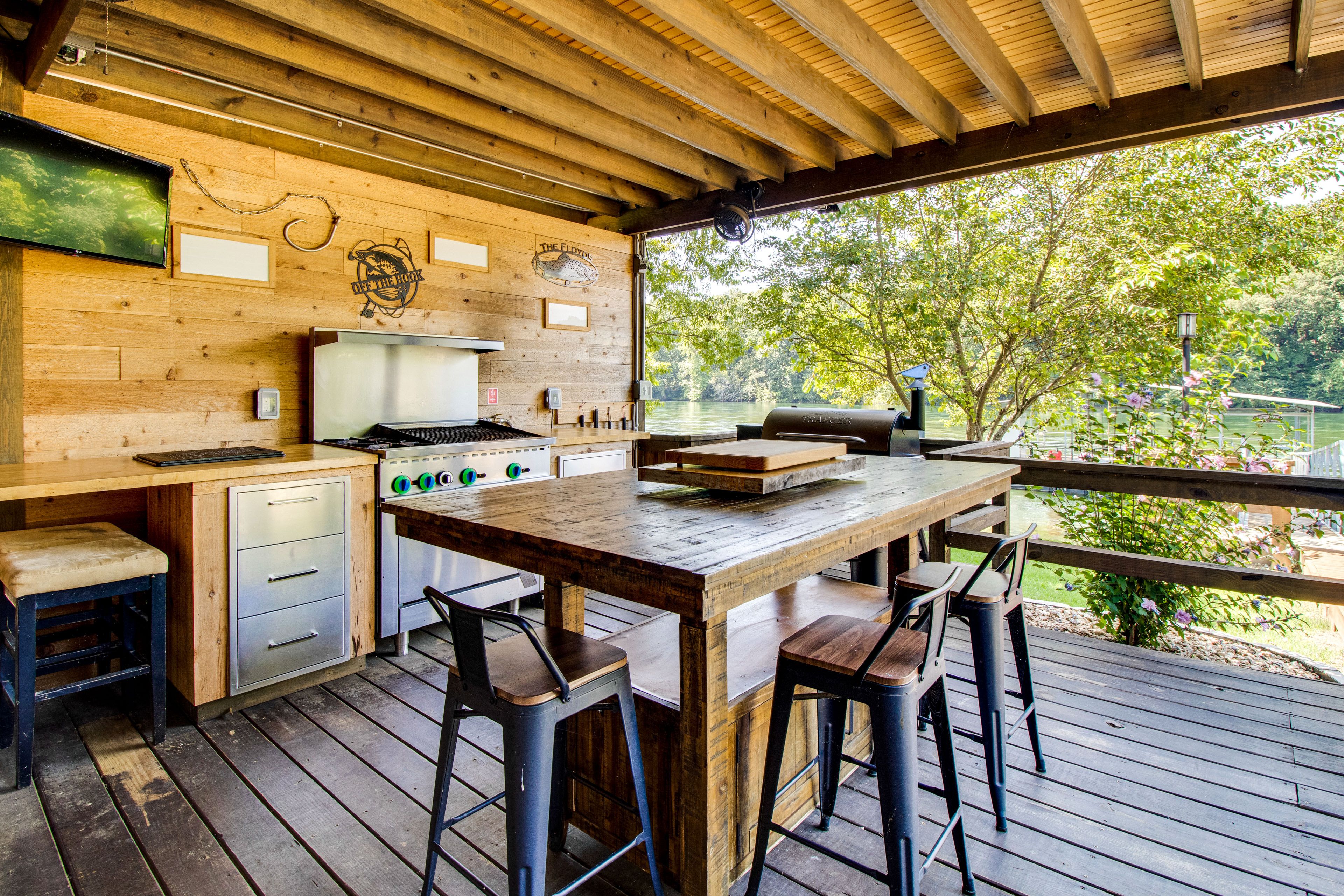 Outdoor Kitchen | Traeger Pro Series Pellet Grill | Breeo Smokeless Fire Pit