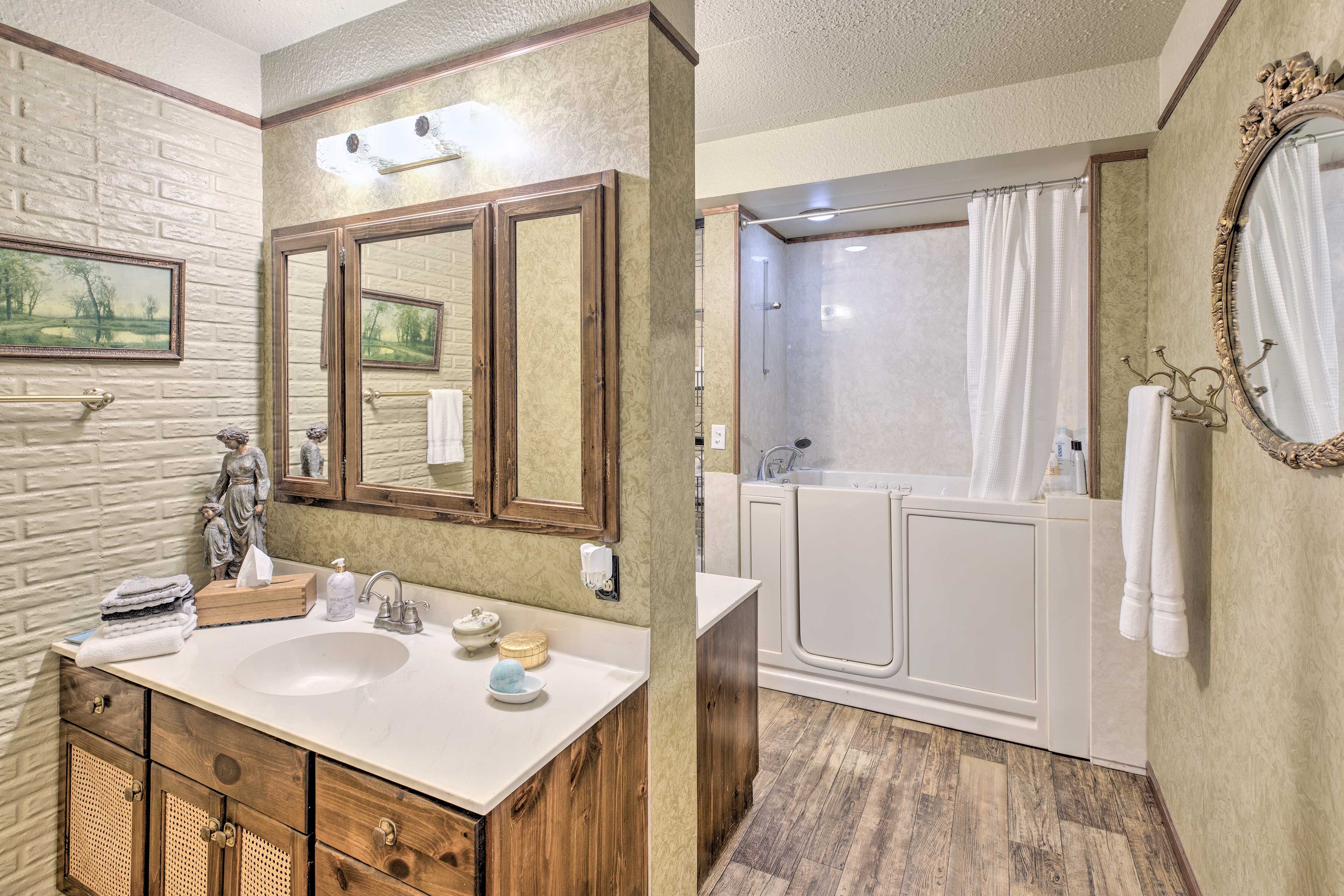Full Bathroom | Towels Provided | Complimentary Toiletries | Jetted Walk-In Tub