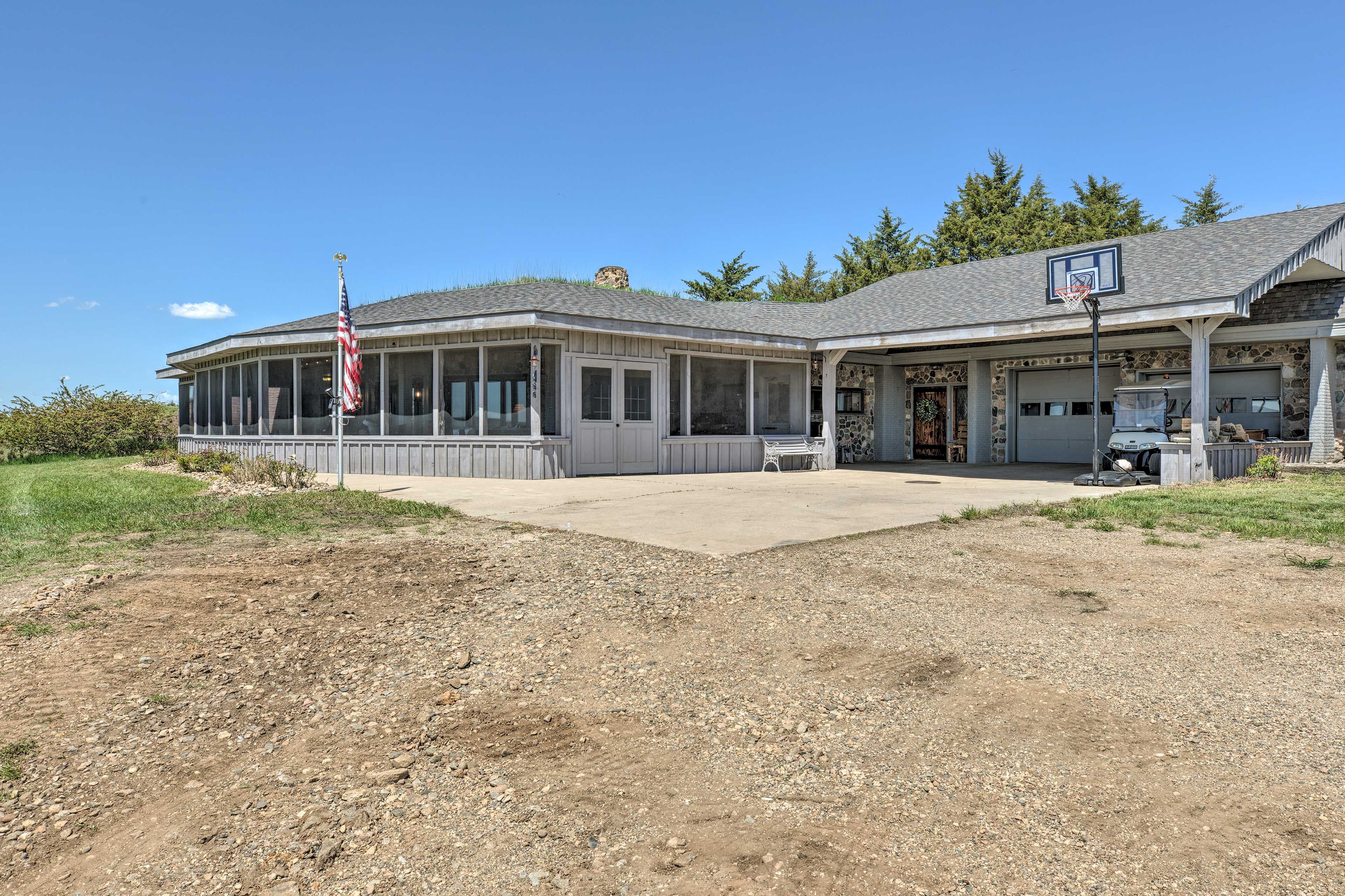 Parking | Gravel Driveway (8 Vehicles) | Street | RV/Trailer