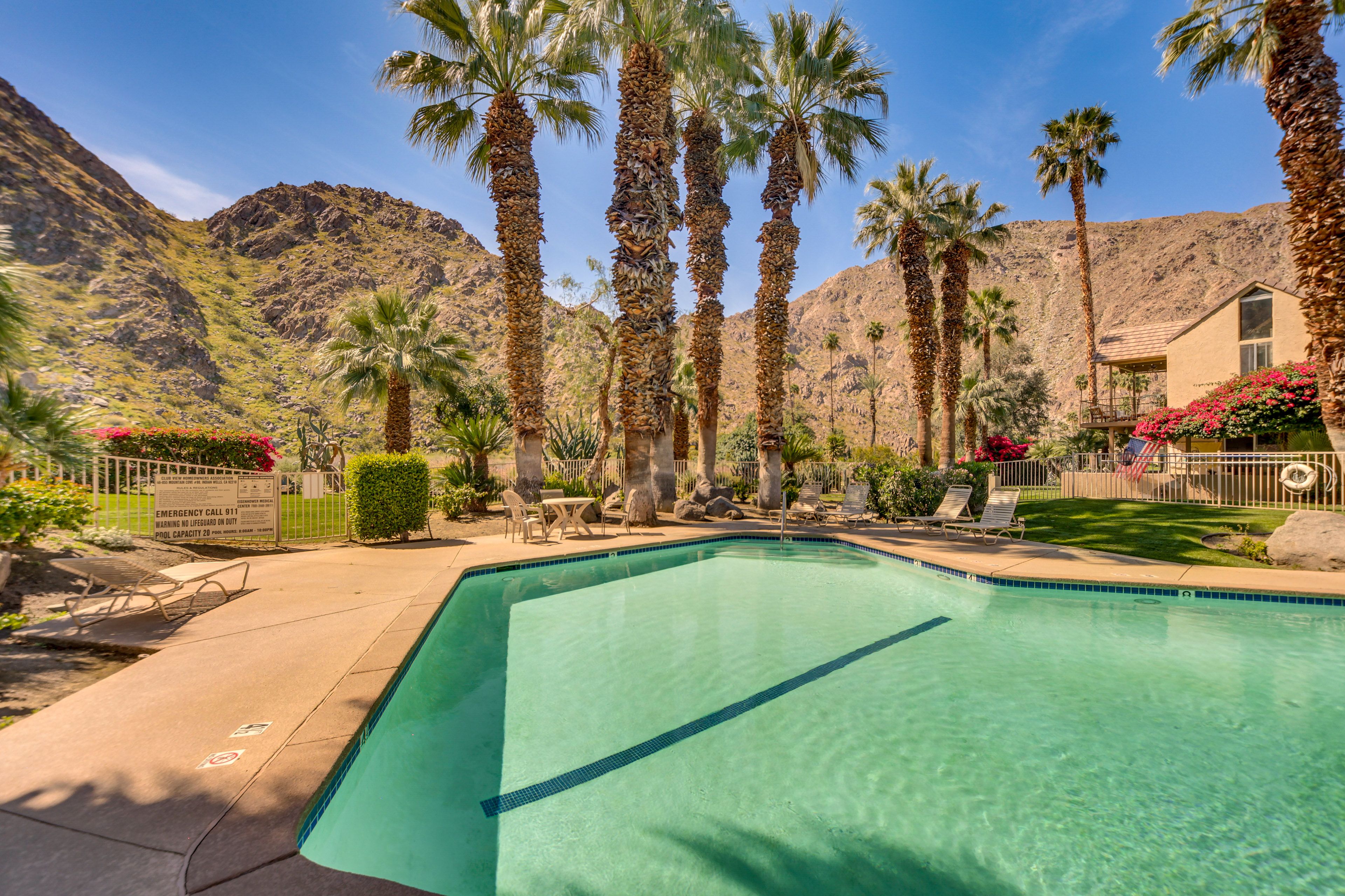 Community Amenities | Outdoor Pool