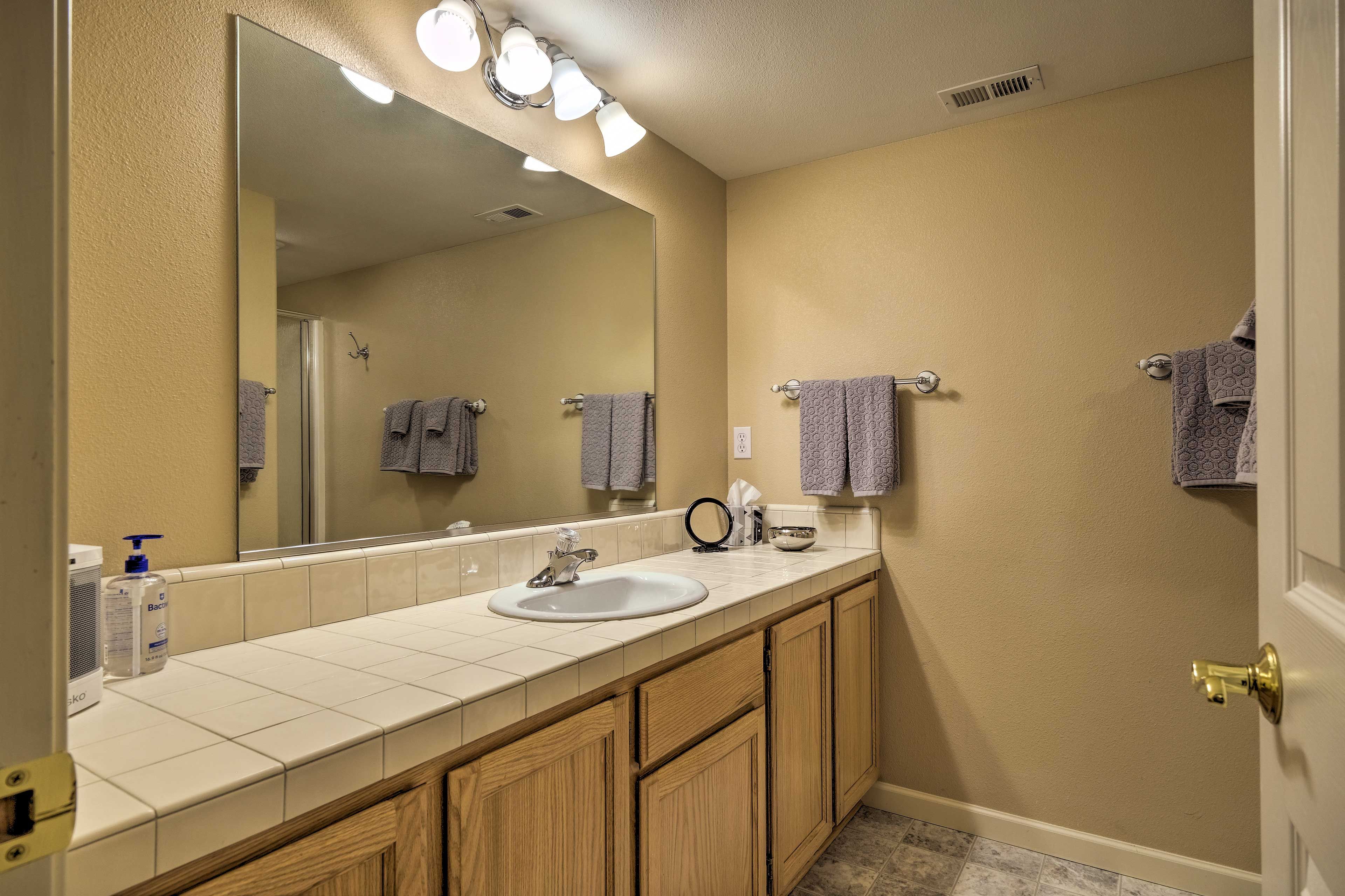 Full Bathroom | Towels Provided | Complimentary Toiletries