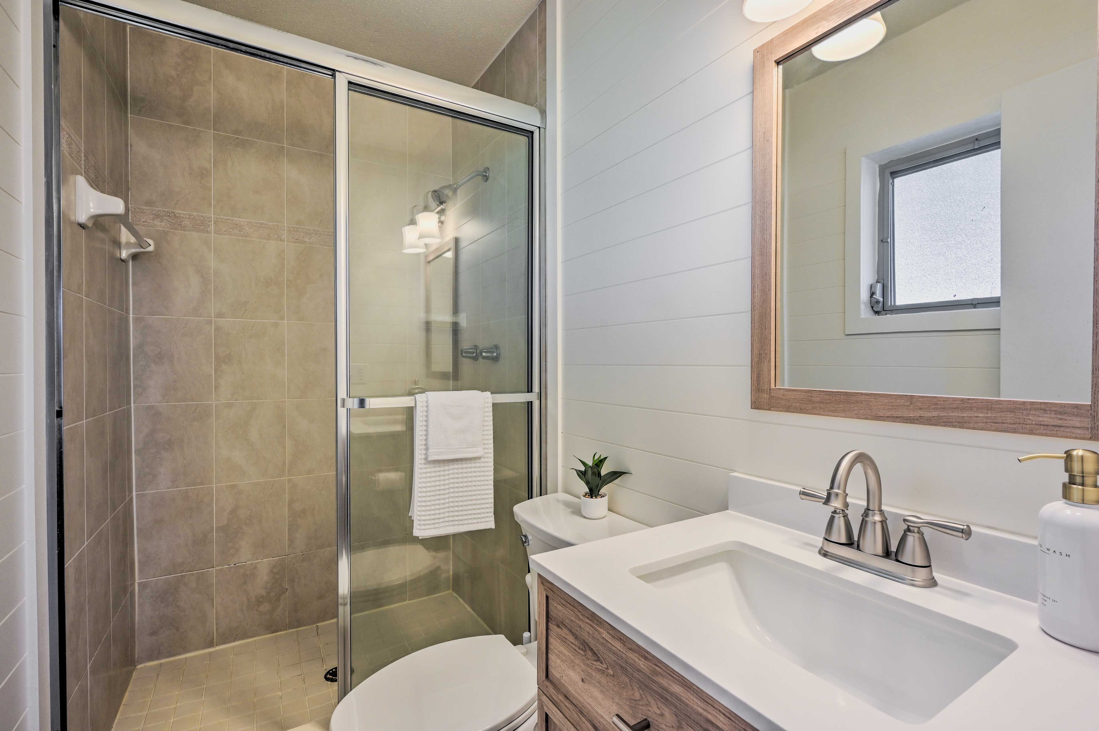 Full Bathroom | Complimentary Toiletries