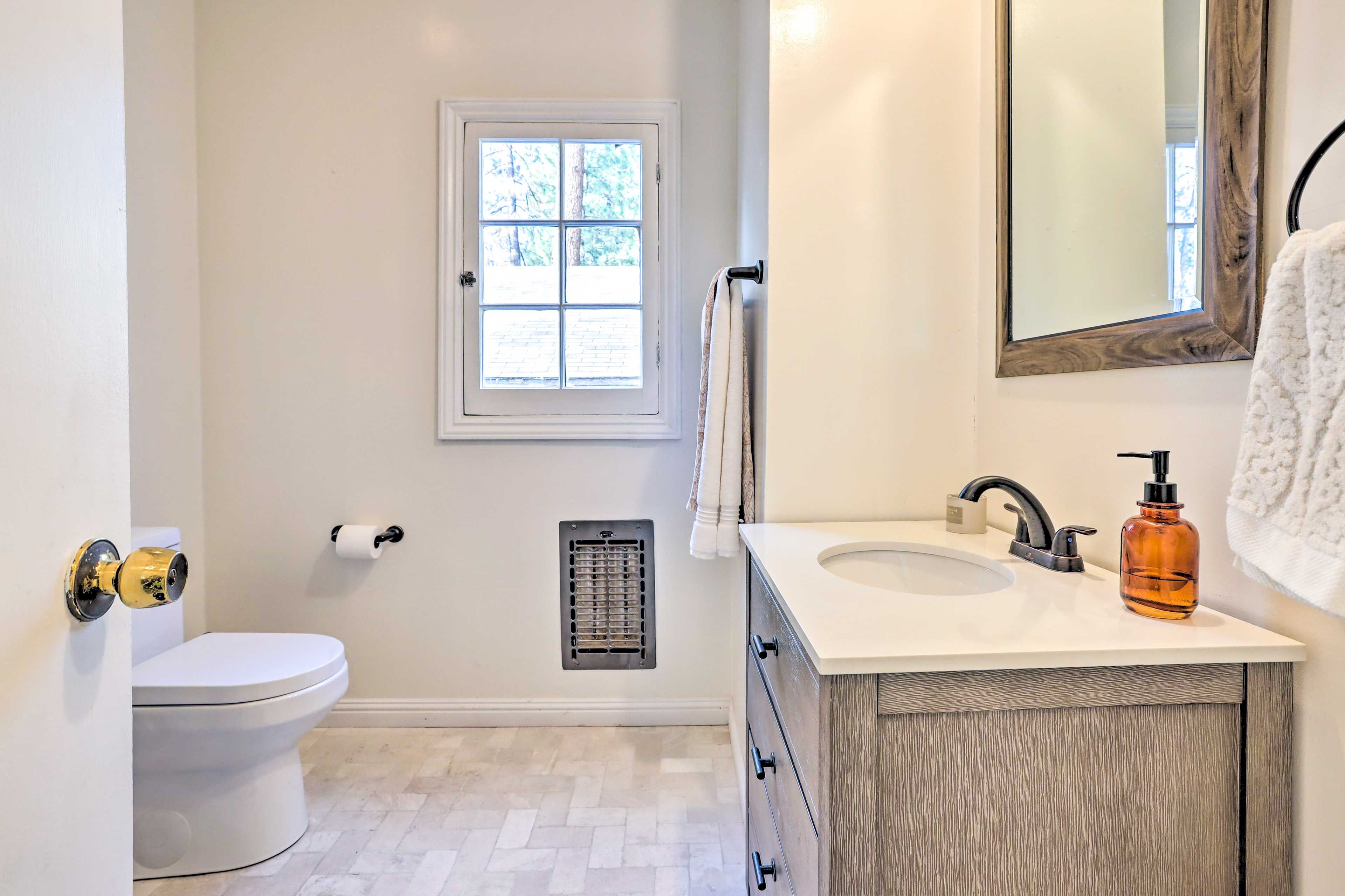 Full Bathroom | Complimentary Toiletries | Towels Provided