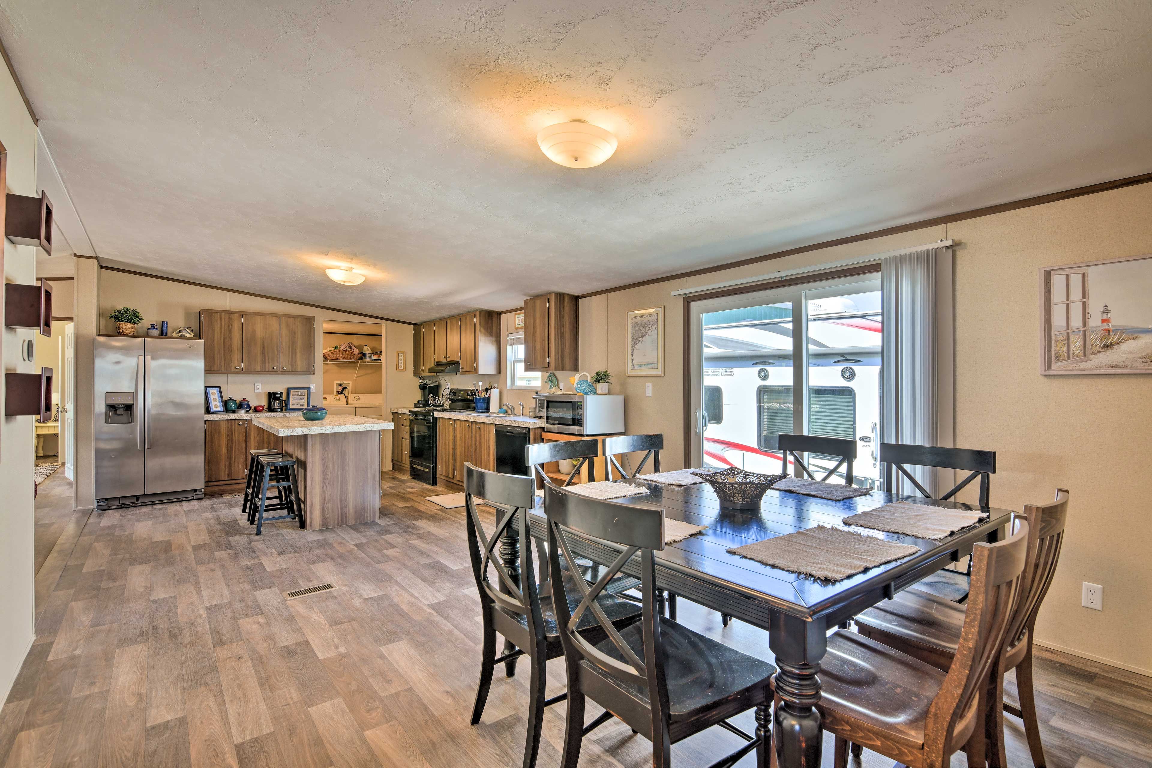 Dining Area | Dishware & Flatware