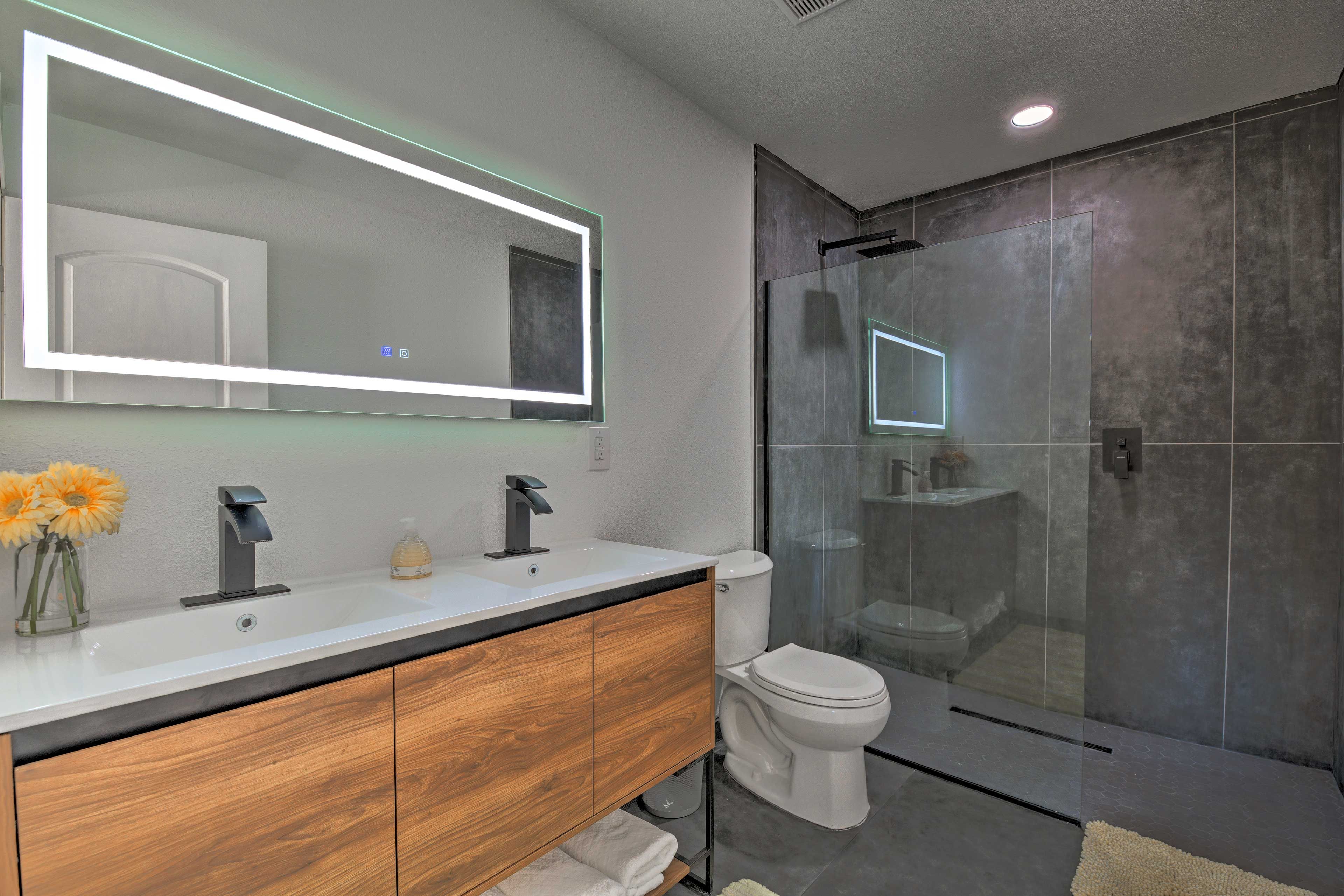 Full Bathroom | Access via Bedroom 1 | Towels Provided