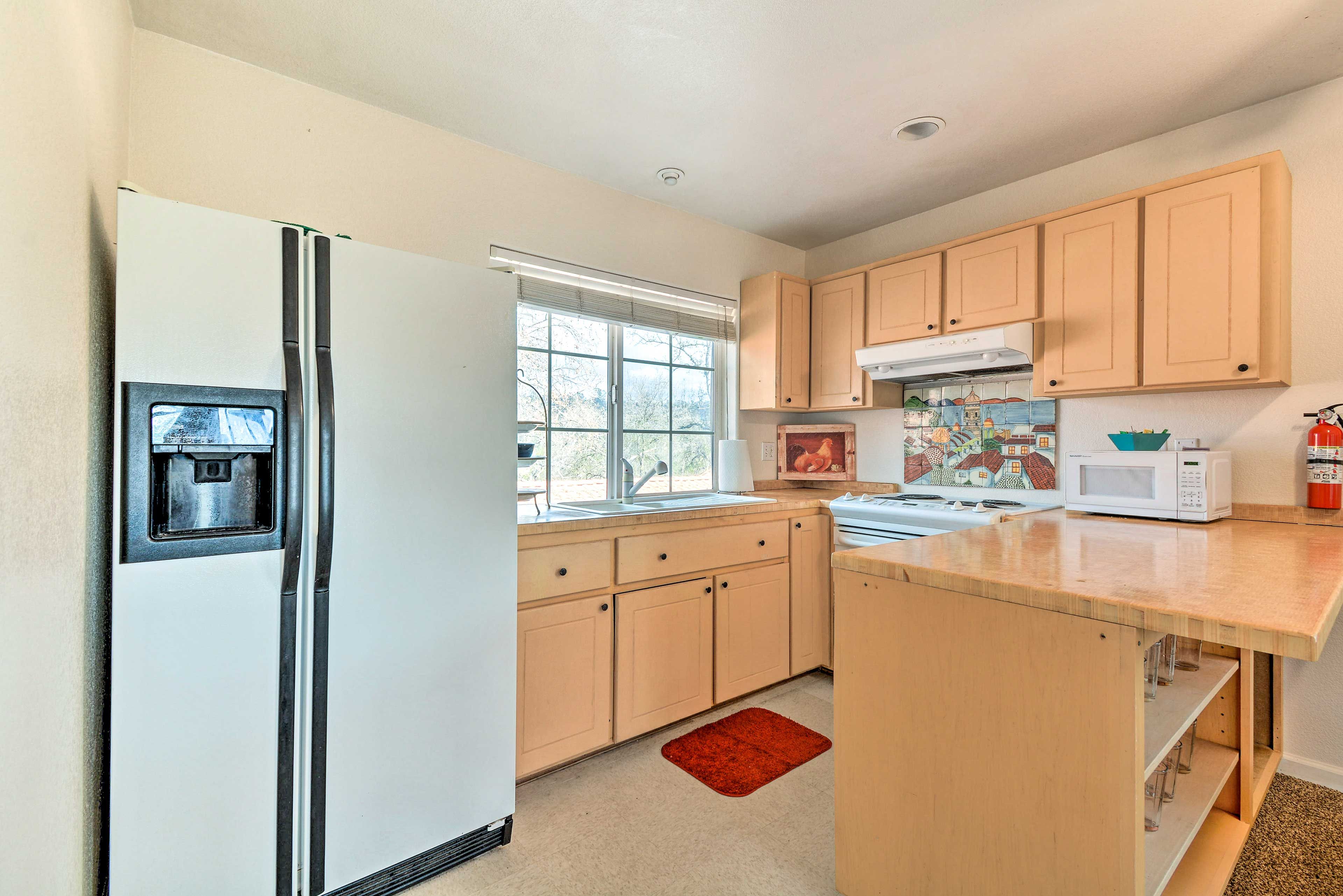 Kitchen | Single-Story Interior | Free WiFi | Towels & Linens