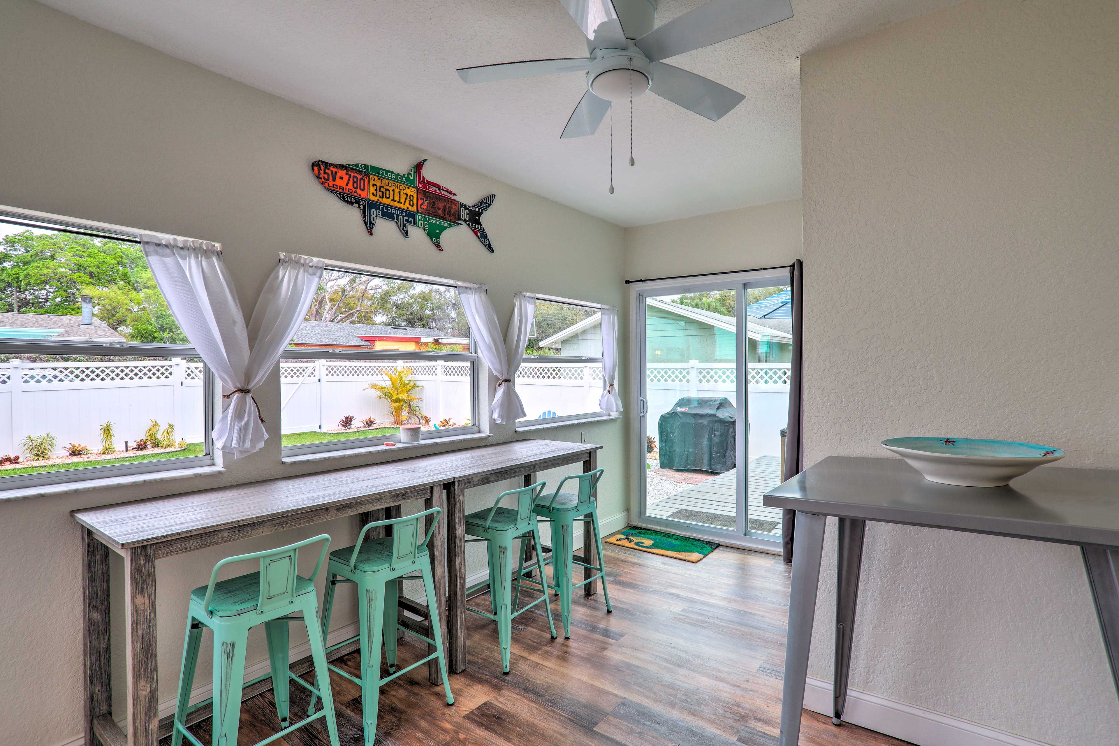 Dining Area | 4-Person Breakfast Bar