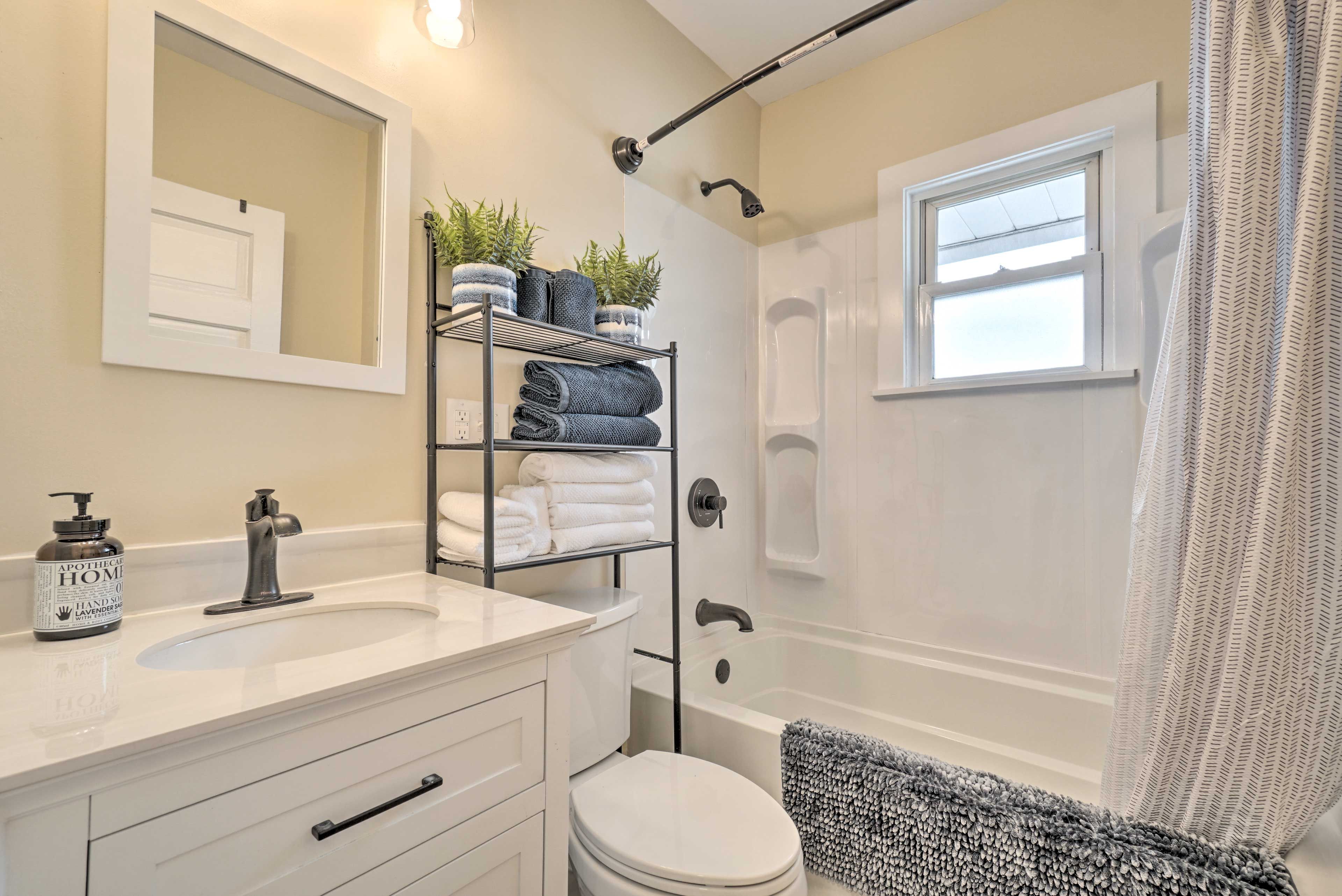 Full Bathroom | Complimentary Toiletries | Towels Provided