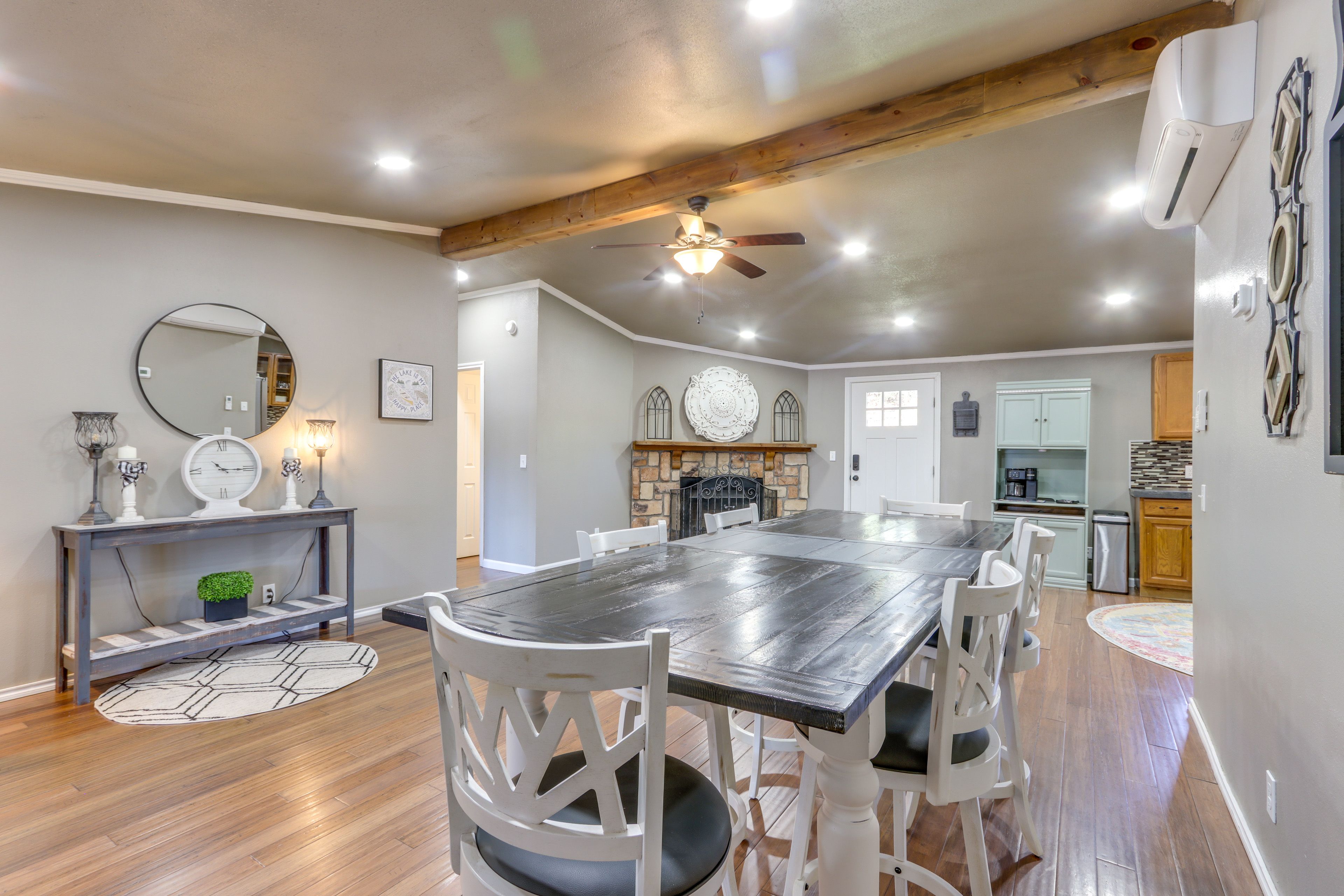 Dining Area | Dishes & Flatware Provided