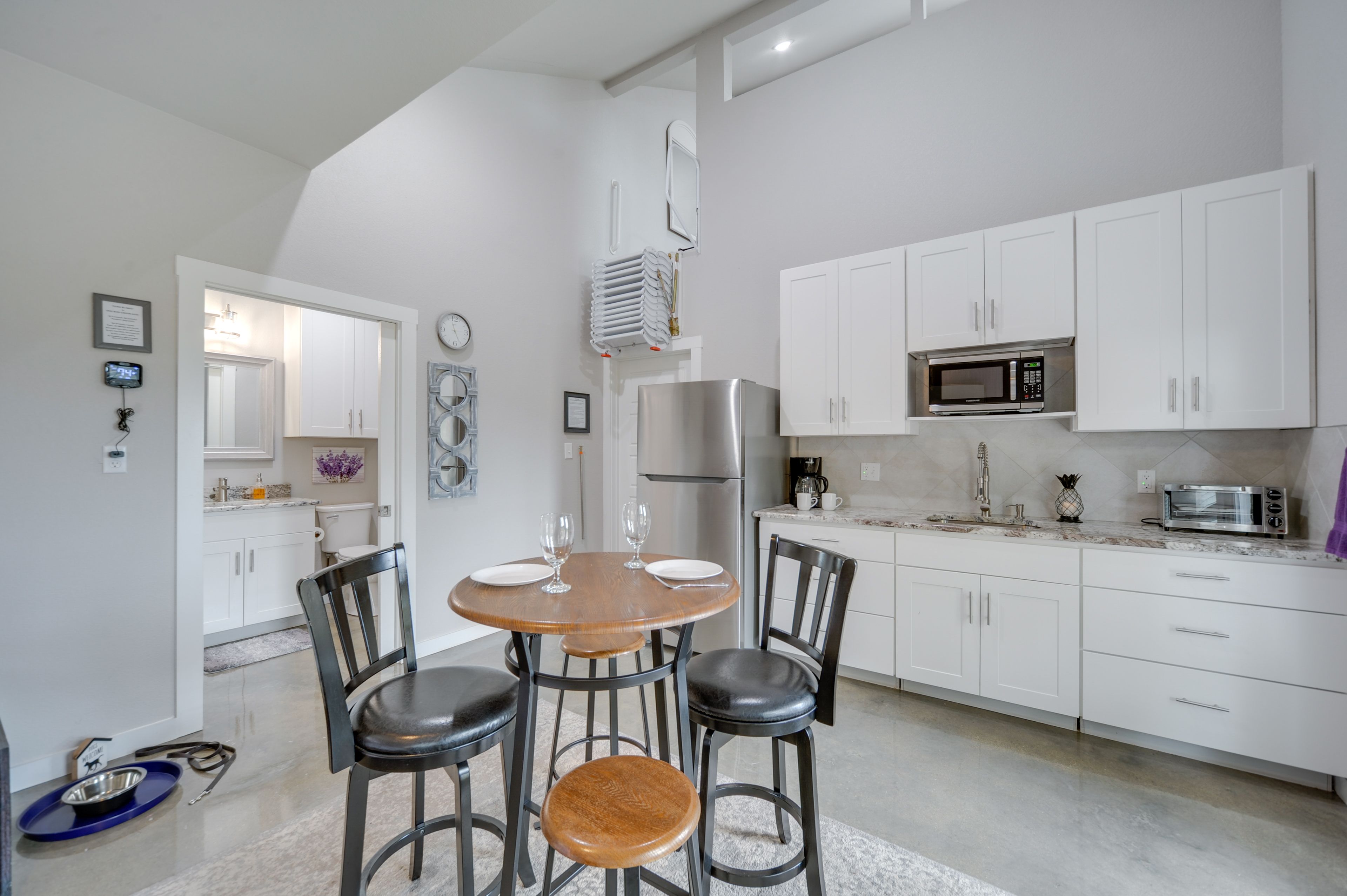 Kitchen & Dining Area | Dishware/Flatware Provided