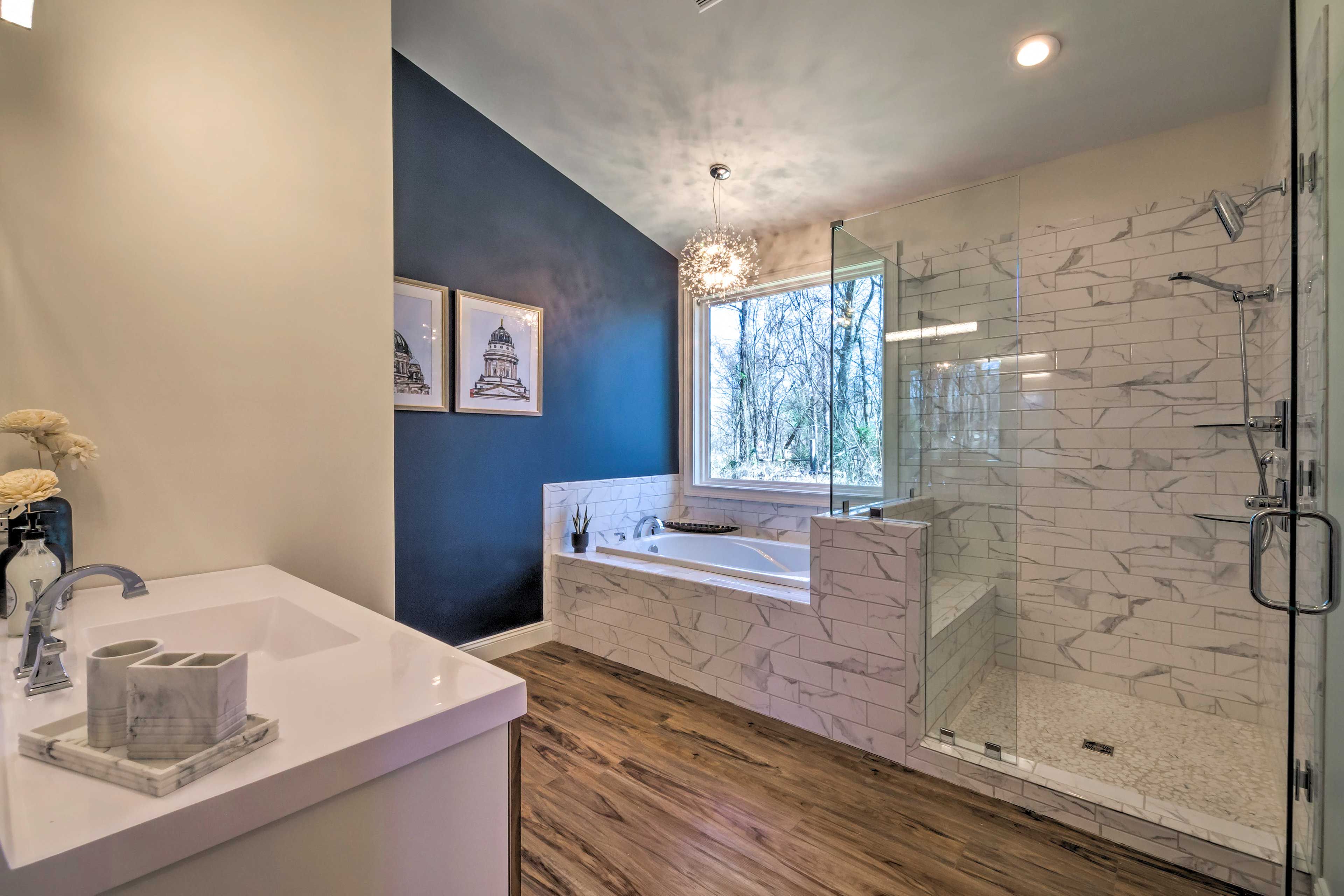 En-Suite Bathroom | Main Level | Complimentary Toiletries