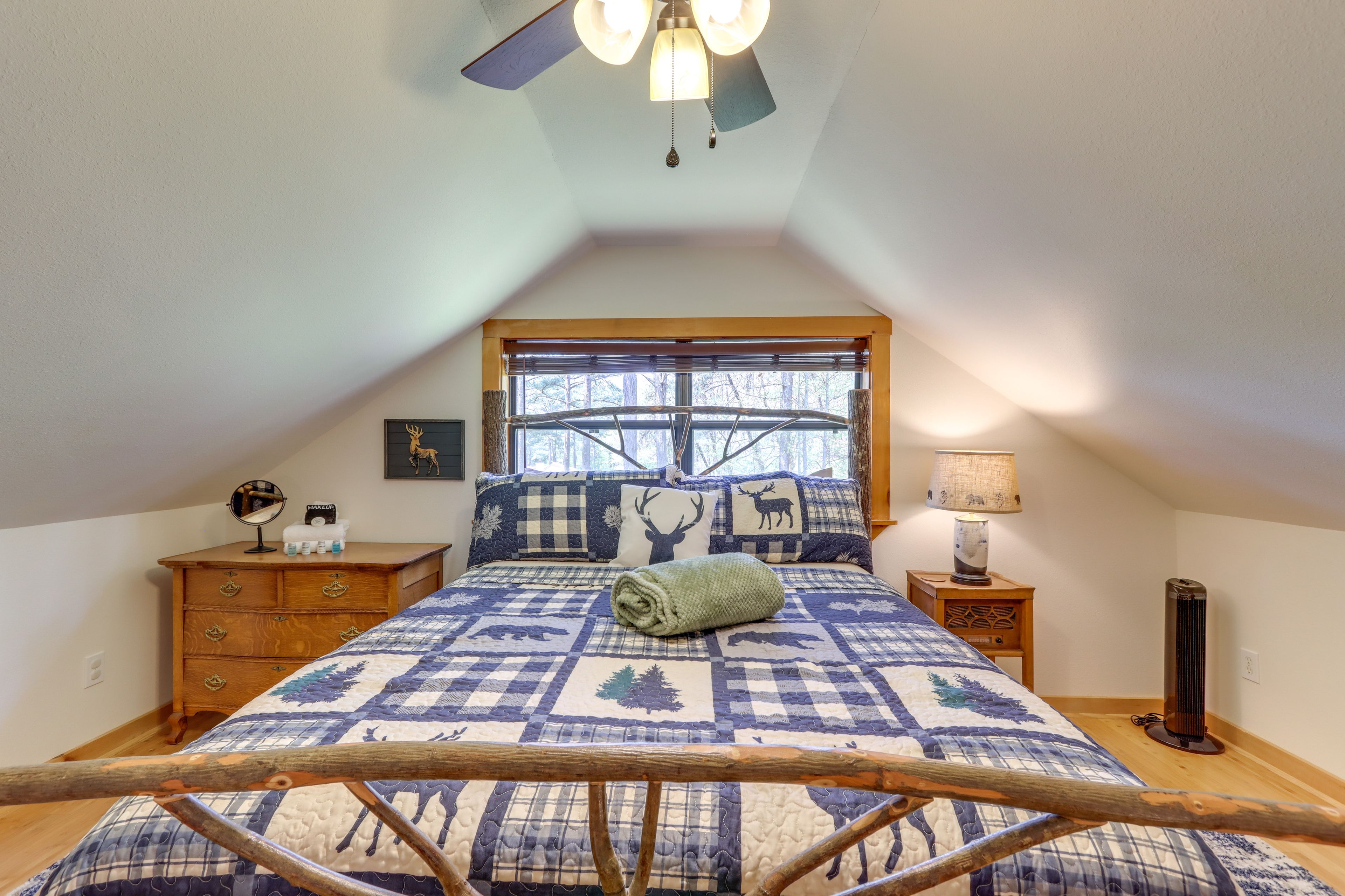 Loft | Queen Bed | Board Games