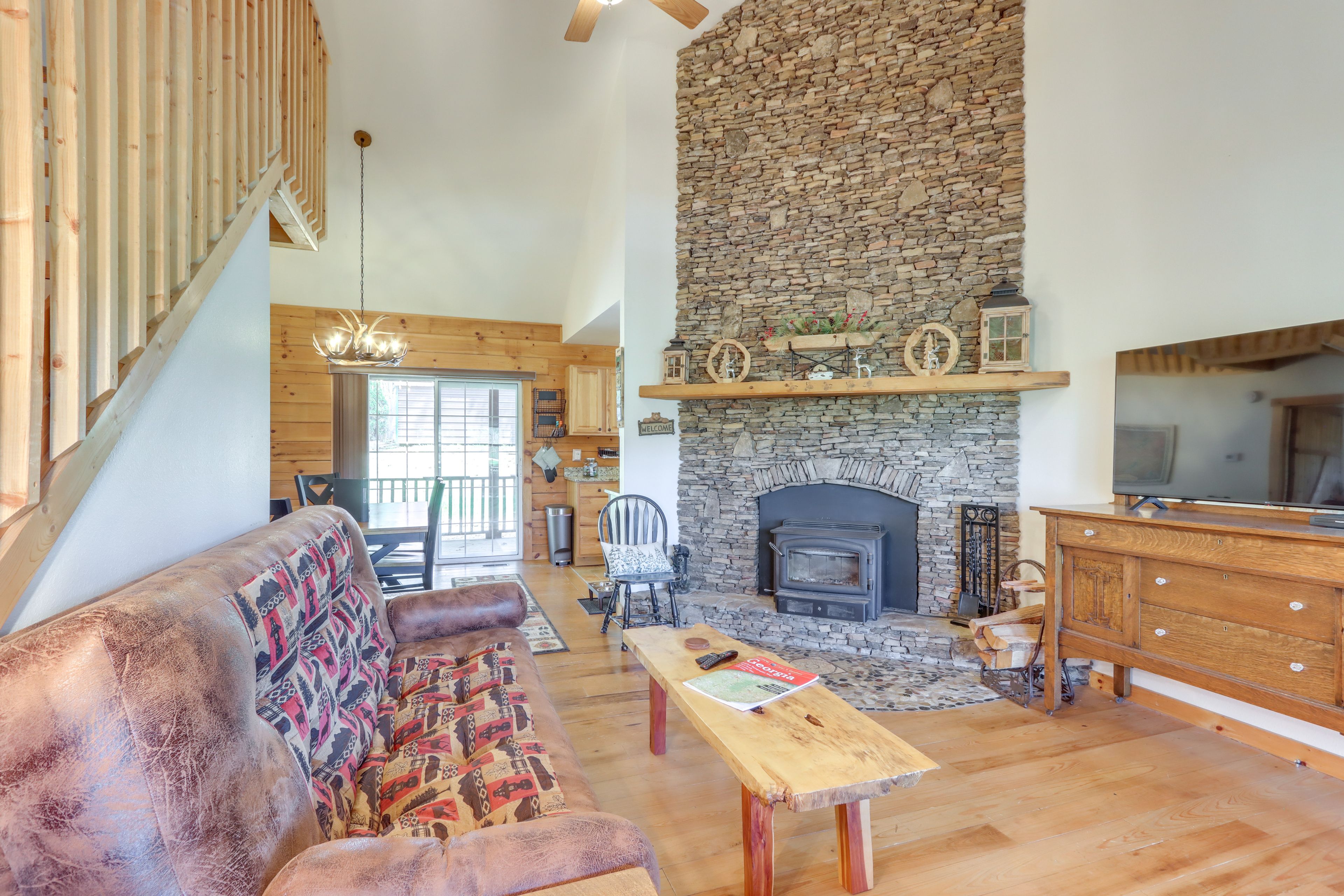 Living Room | Smart TV | Free WiFi | Central A/C & Heating